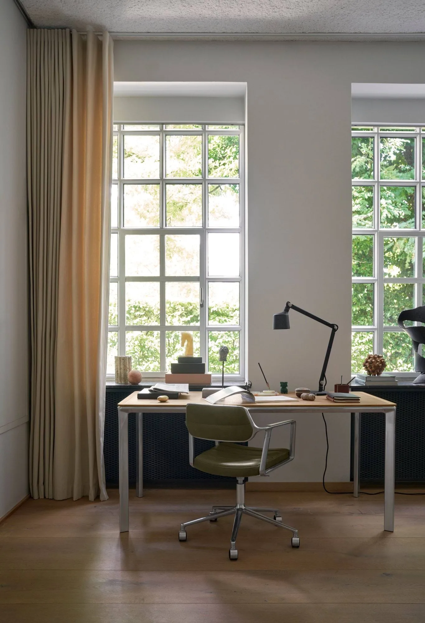 Vipp432 skrivebord, Camel leather-light oak Vipp