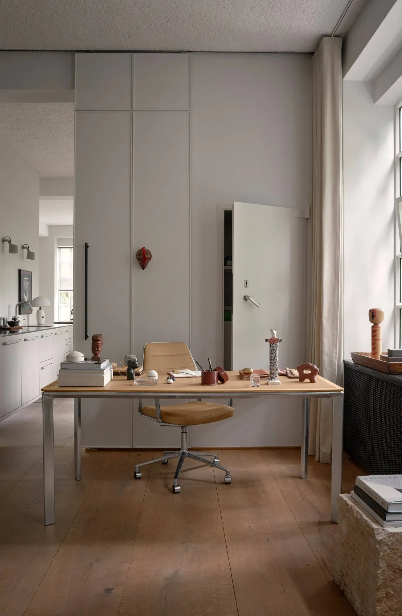 Vipp432 skrivebord, Camel leather-light oak Vipp