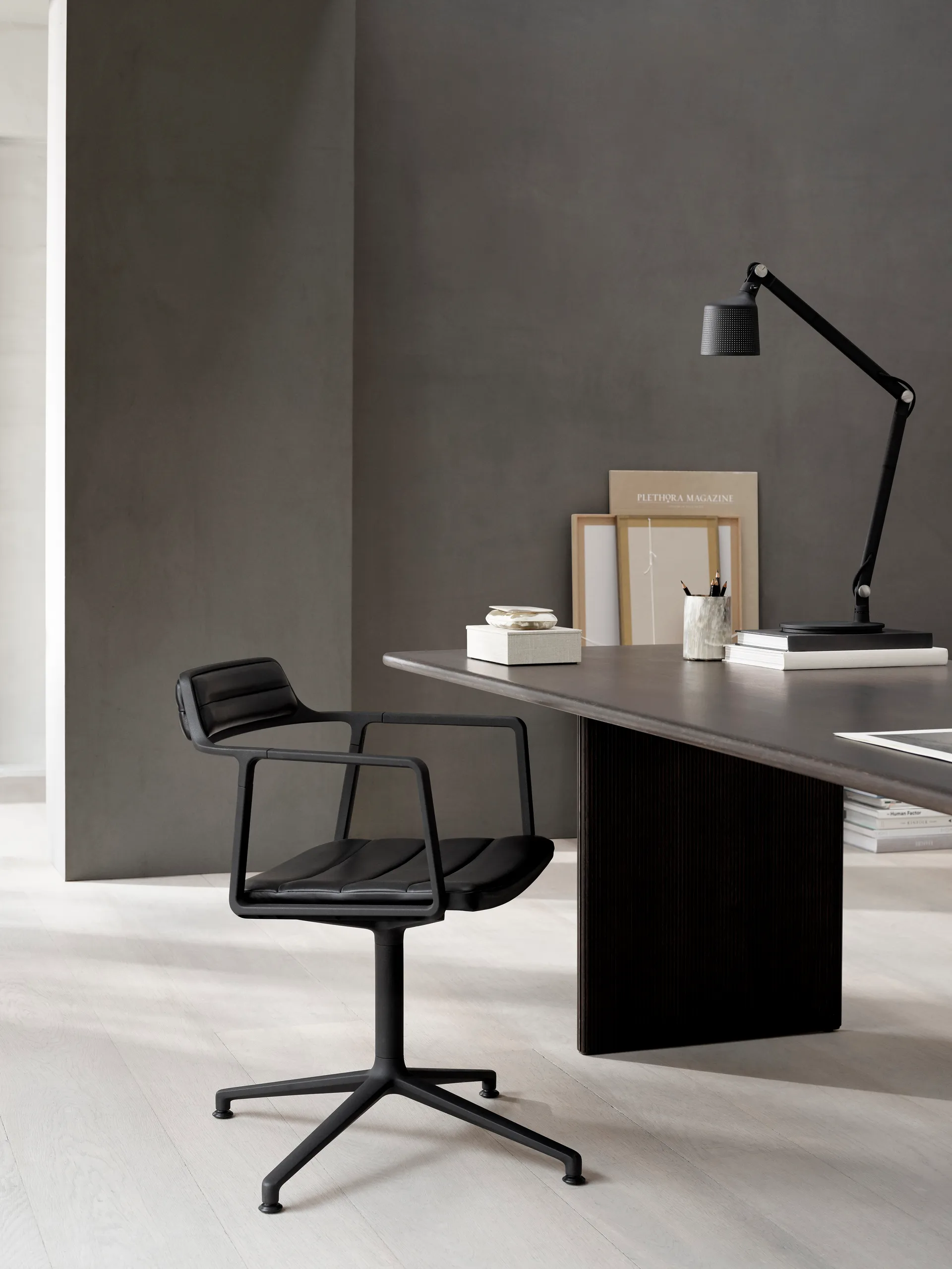 Vipp452 Swivel kontorstol, Black aluminium-black leather Vipp