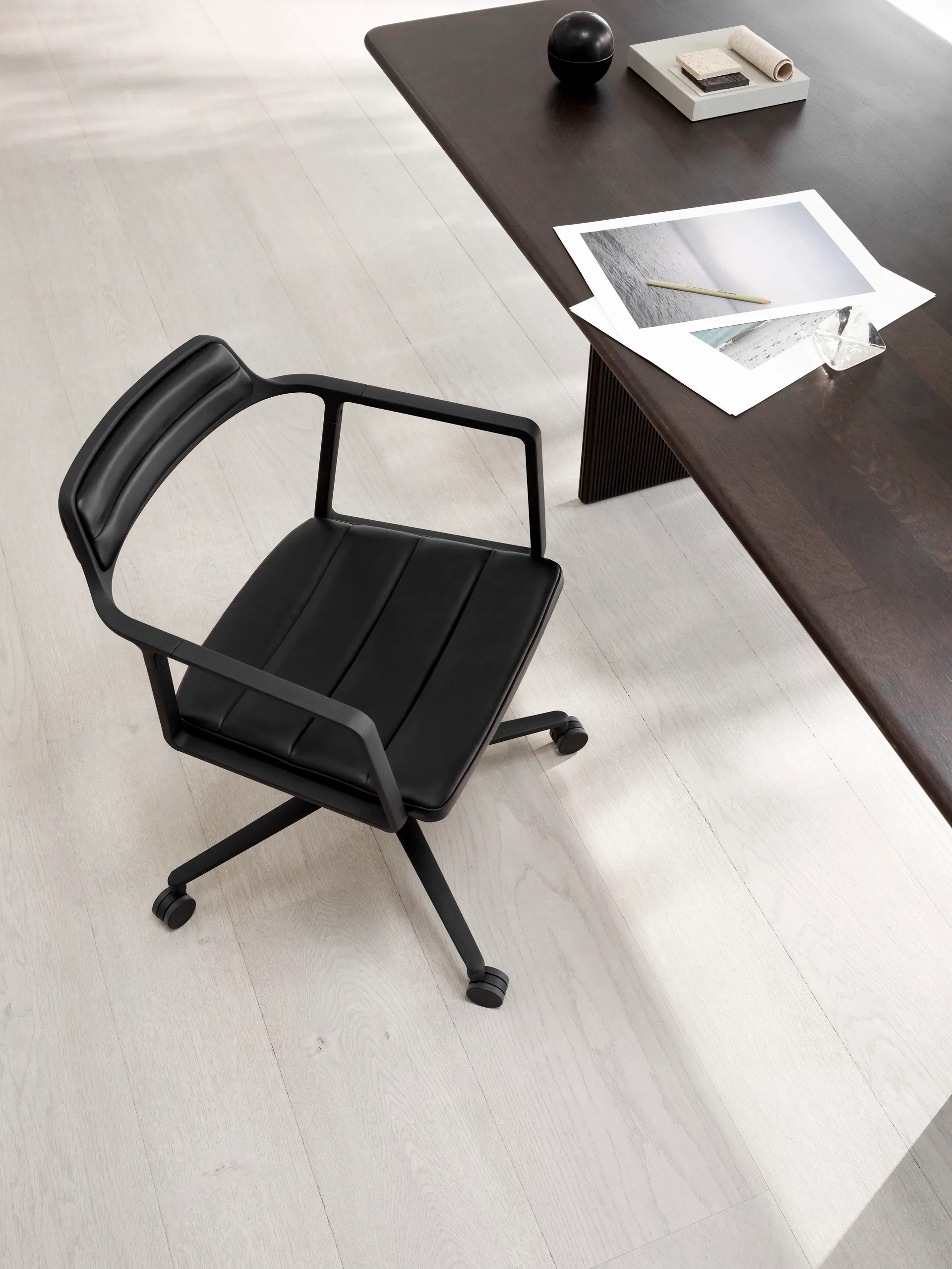 Vipp452 Swivel kontorstol med hjul, Black aluminium-black leather Vipp