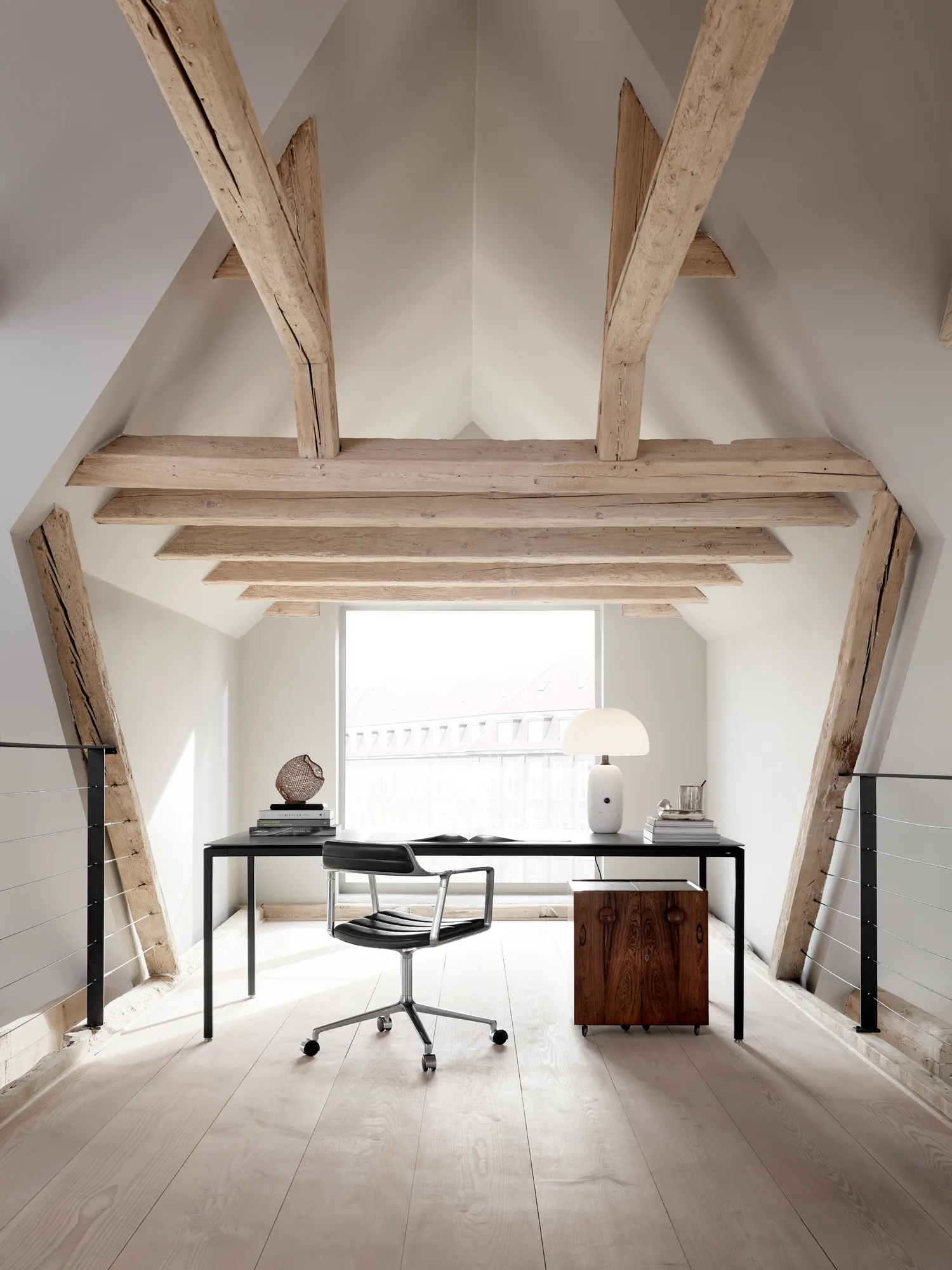 Vipp452 Swivel kontorstol med hjul, Pol. aluminium-black leather Vipp