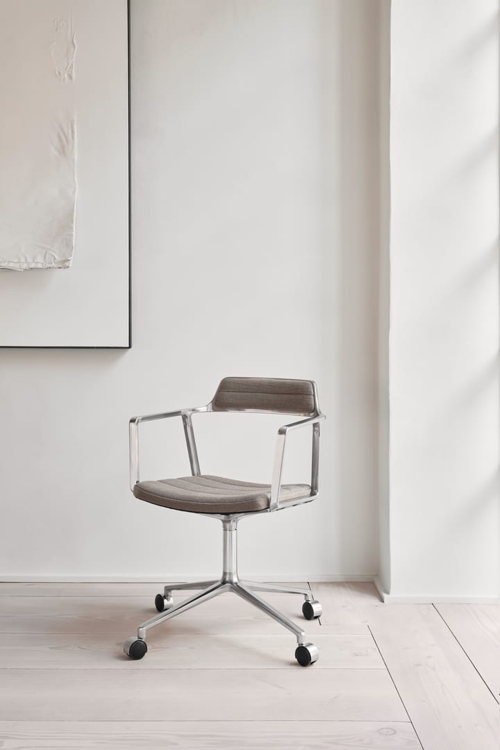 Vipp452 Swivel kontorstol med hjul, Pol. aluminium-dark sand Vipp