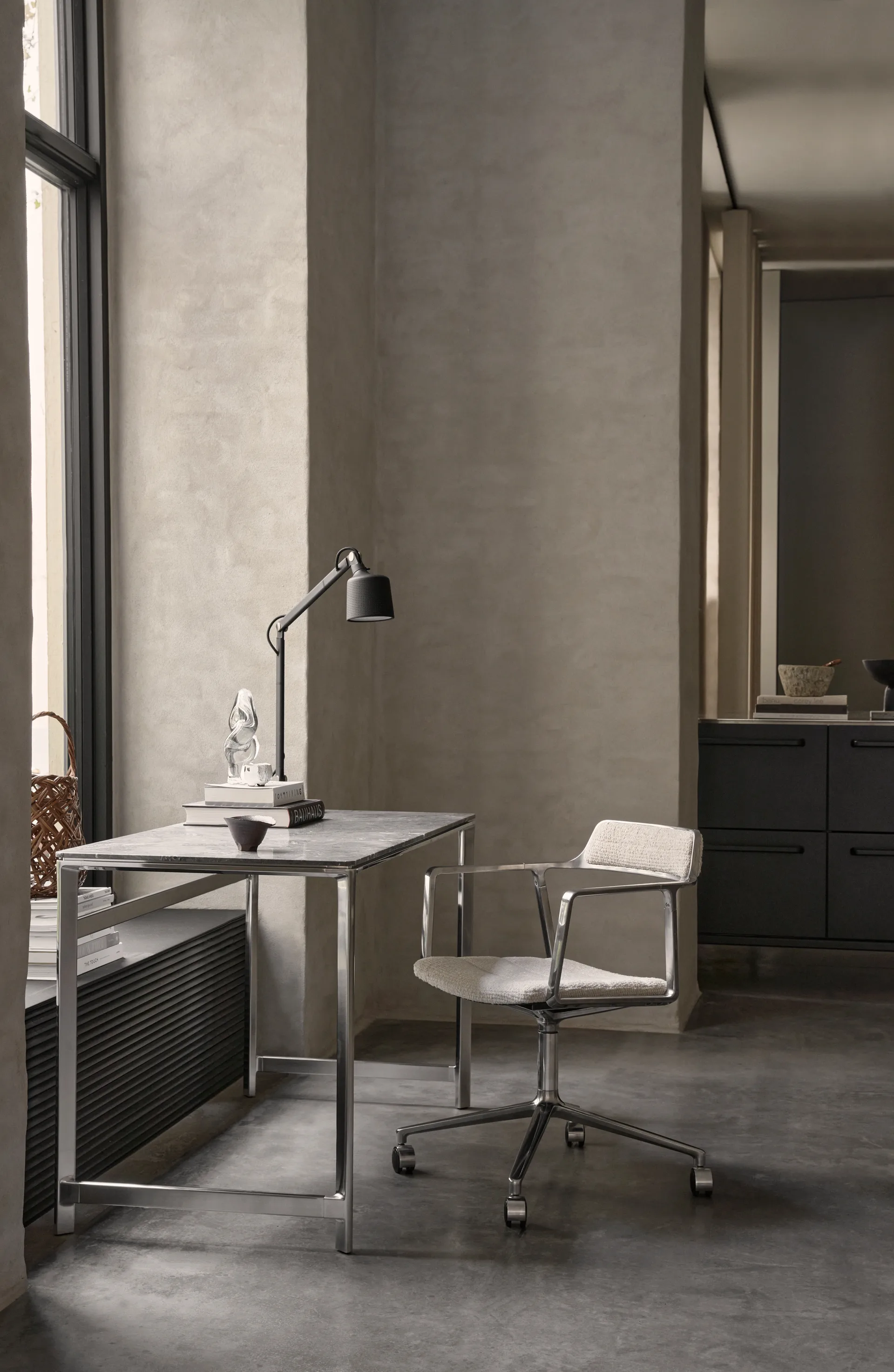 Vipp452 Swivel kontorstol med hjul, Wavy off white-lys grå-pol. aluminium Vipp