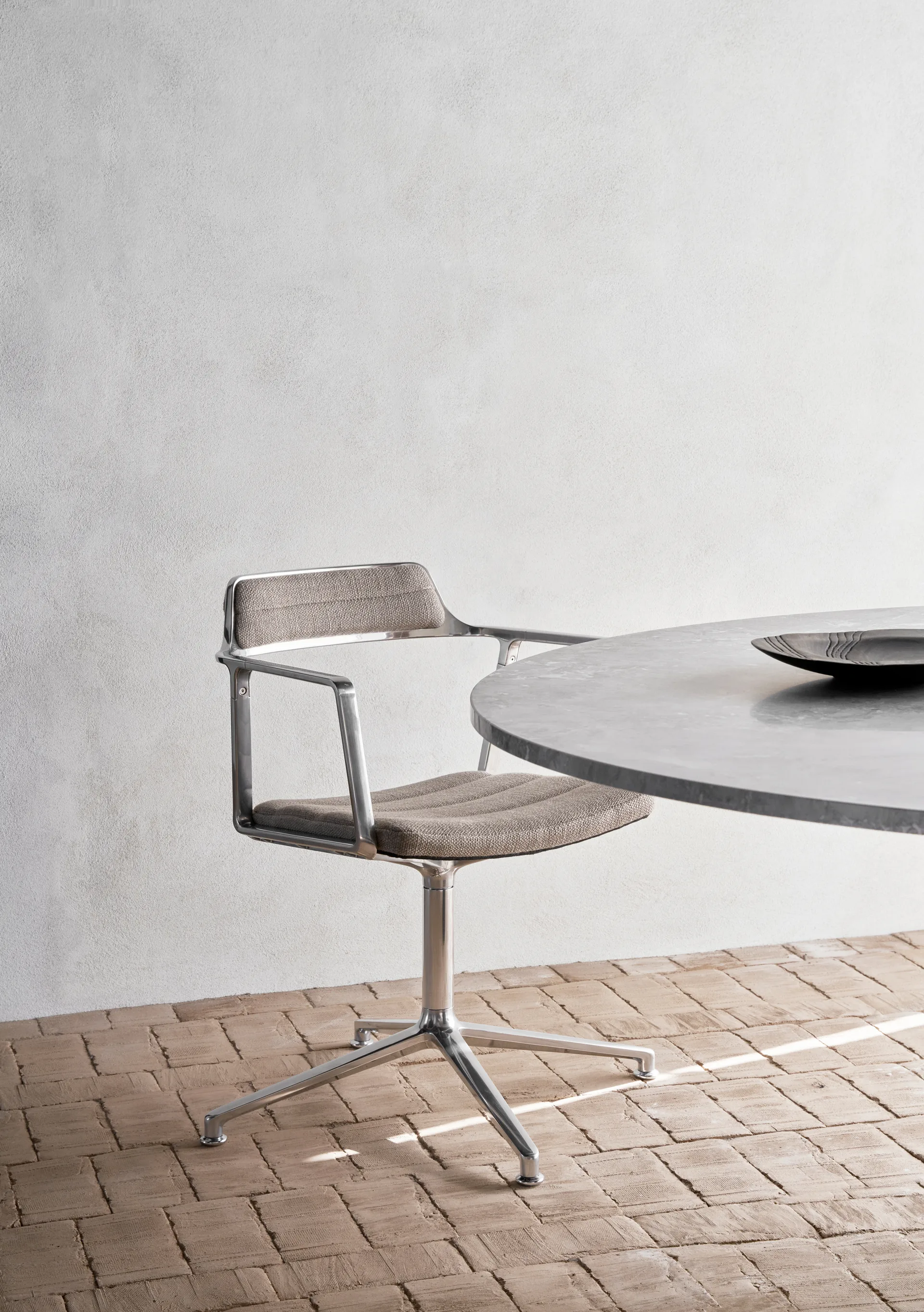 Vipp452 Swivel kontorstol, Pol. aluminium-dark sand Vipp