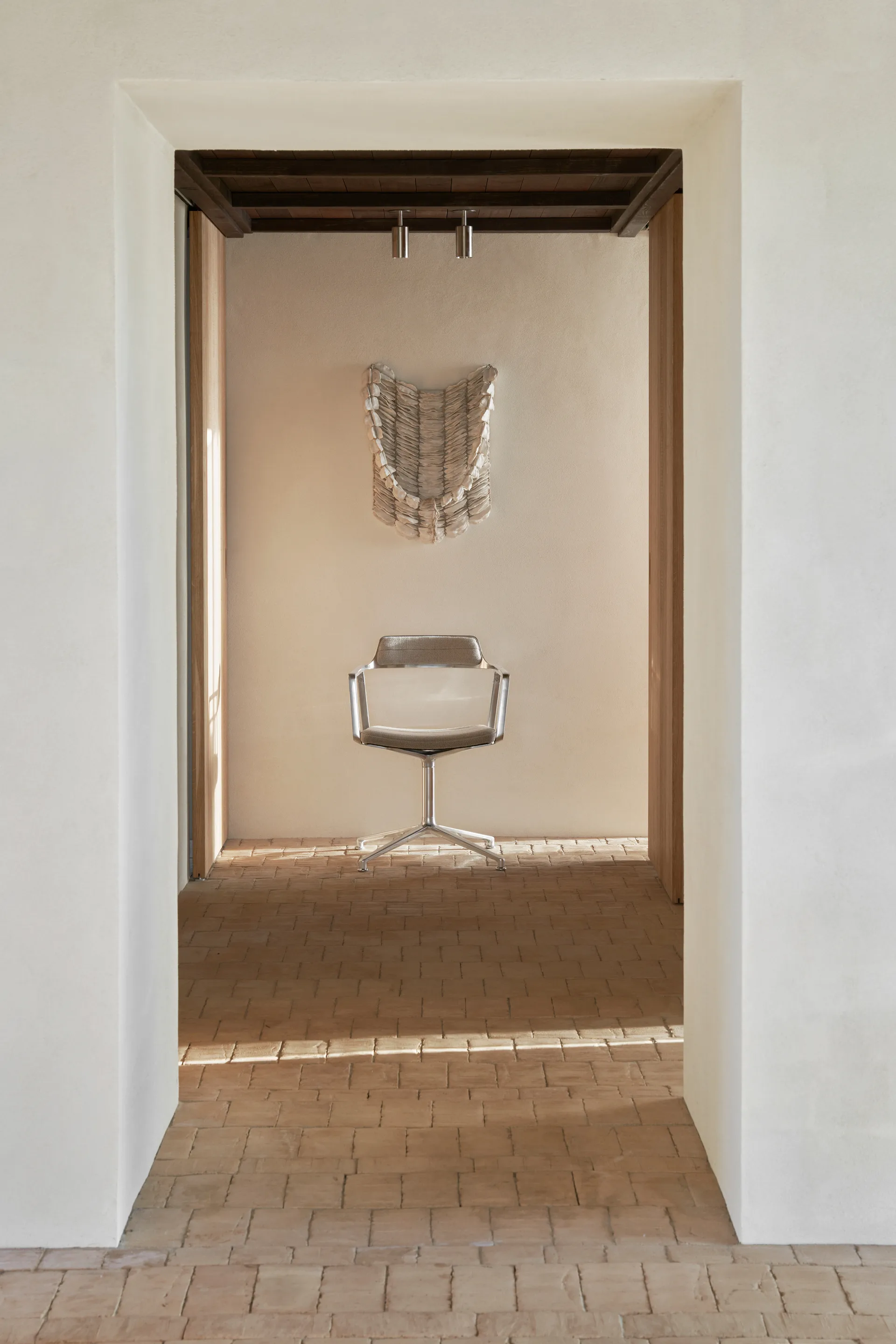 Vipp452 Swivel kontorstol, Pol. aluminium-dark sand Vipp