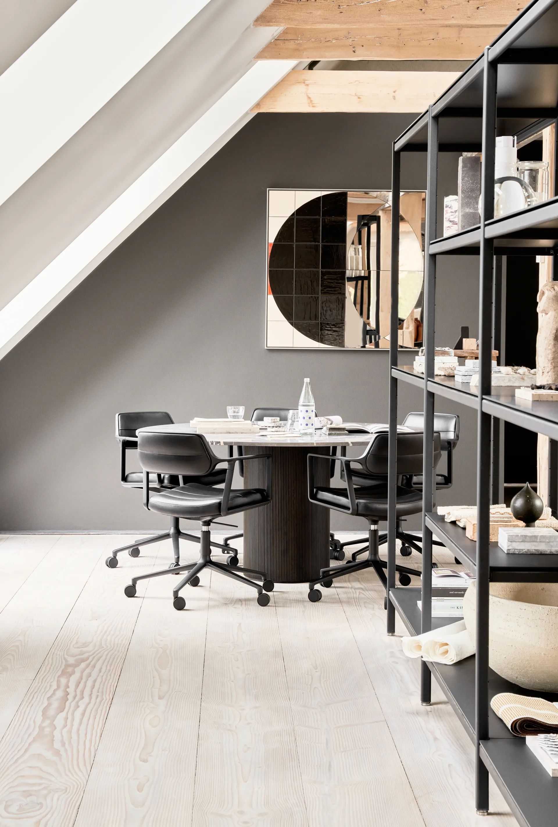 Vipp453+ Swivel kontorstol med hjul, Black aluminium-black leather Vipp