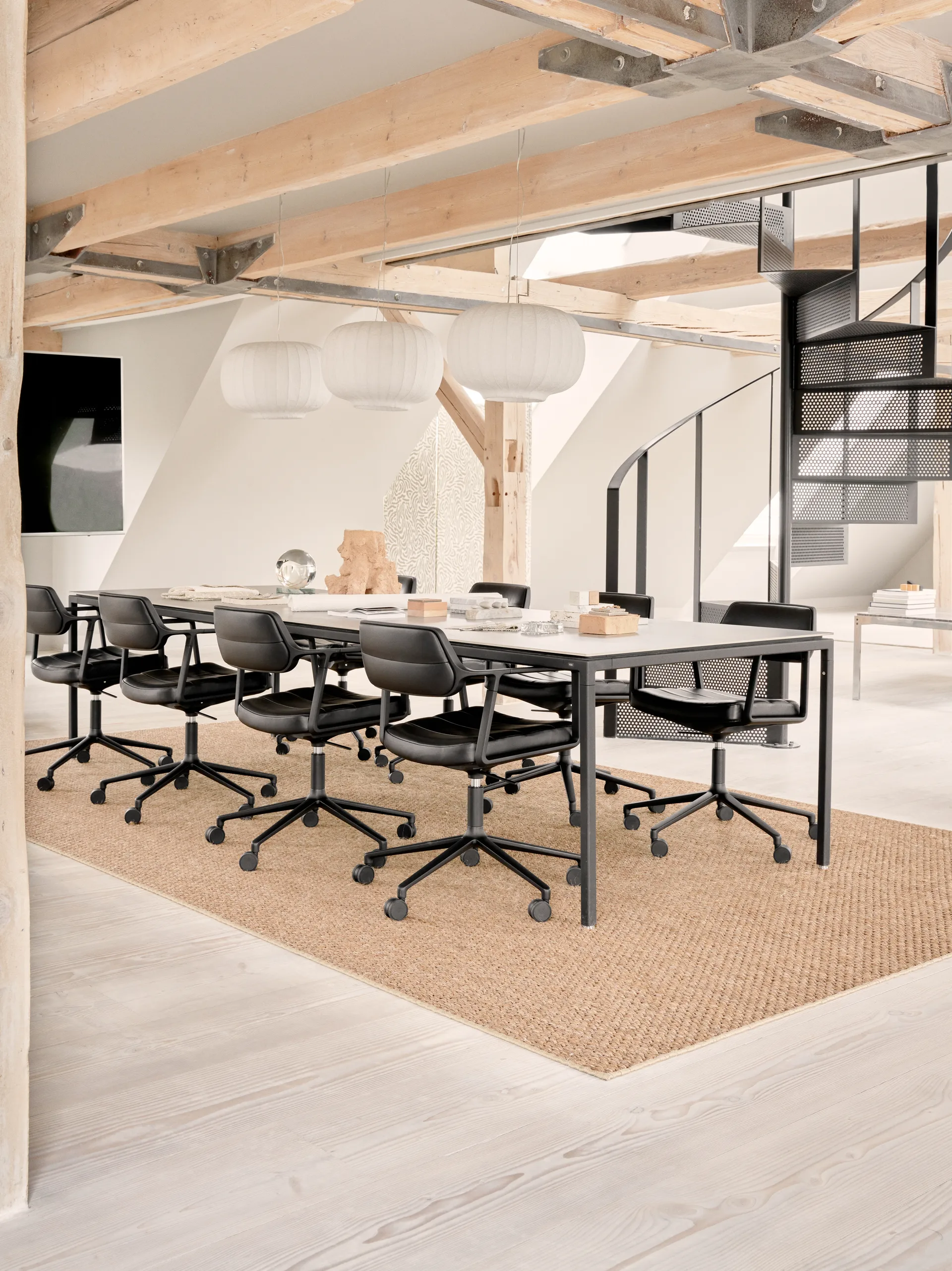 Vipp453+ Swivel kontorstol med hjul, Black aluminium-black leather Vipp