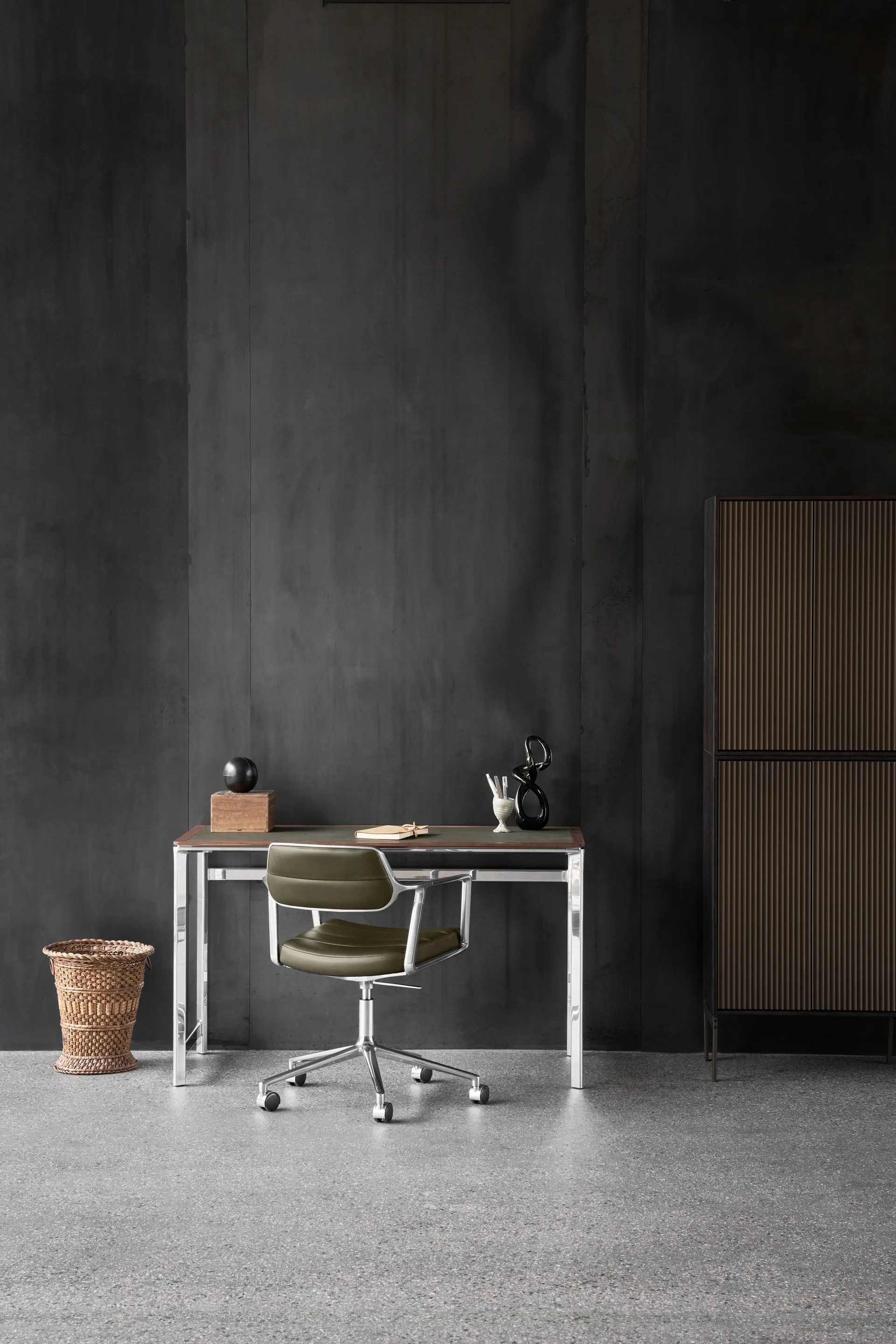 Vipp453+ Swivel kontorstol med hjul, Pol. aluminium-black leather Vipp