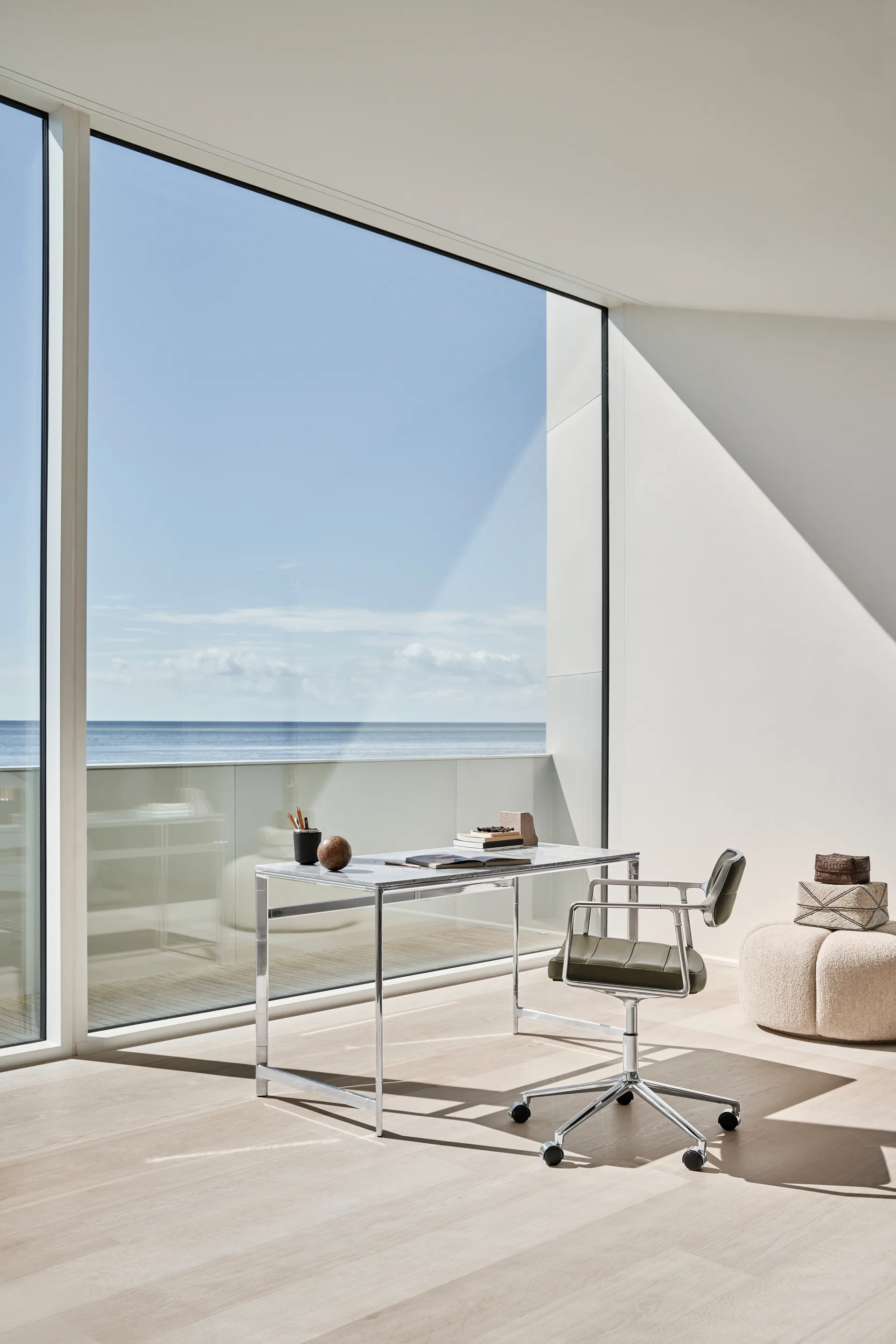 Vipp453+ Swivel kontorstol med hjul, Pol. aluminium-bosco green Vipp