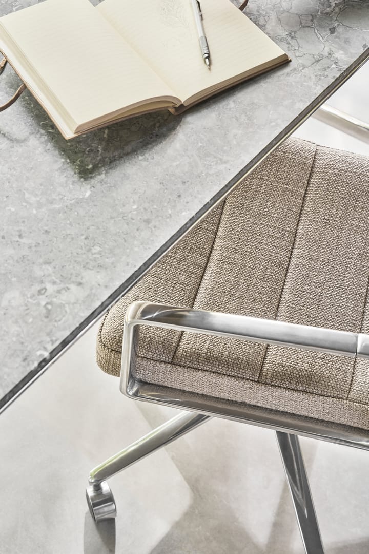 Vipp453+ Swivel kontorstol med hjul, Pol. aluminium-dark sand Vipp