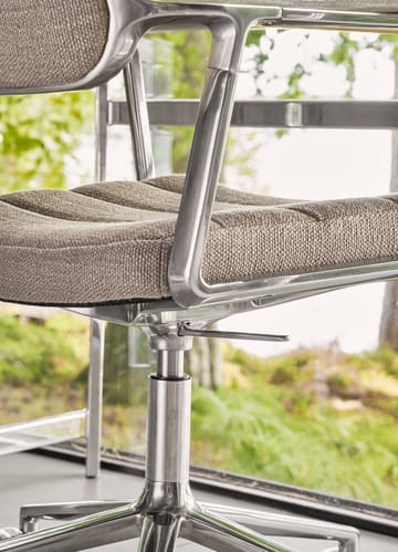 Vipp453+ Swivel kontorstol med hjul - Pol. aluminium-dark sand - Vipp