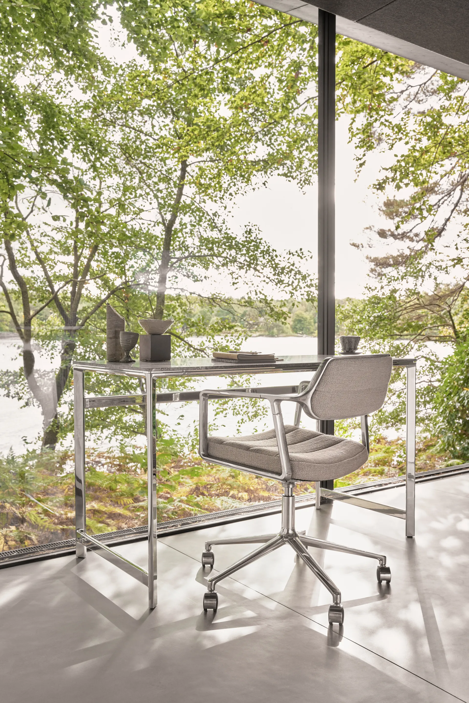 Vipp453+ Swivel kontorstol med hjul, Pol. aluminium-dark sand Vipp