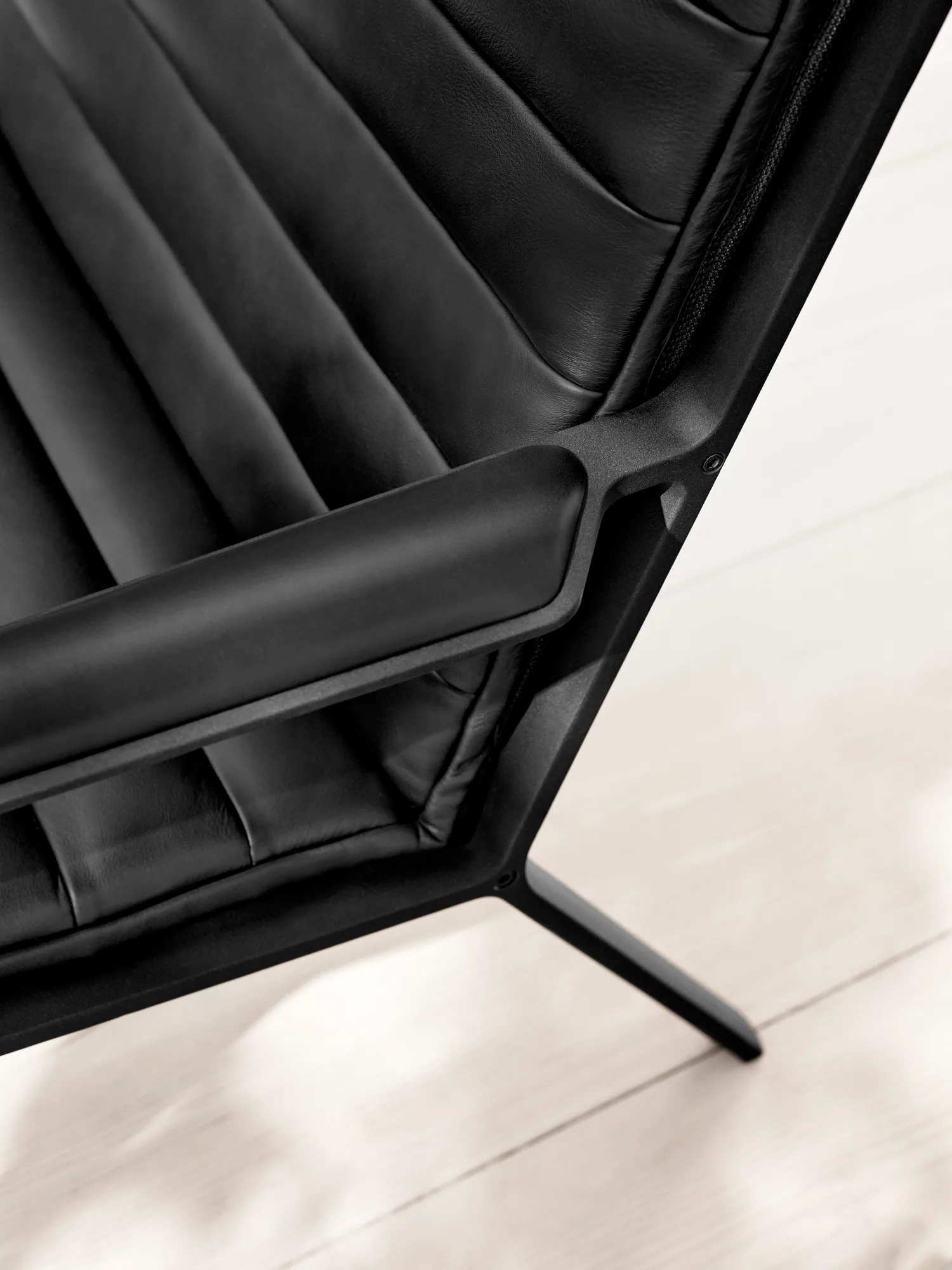 Vipp456 loungestol, Black aluminium-black leather Vipp