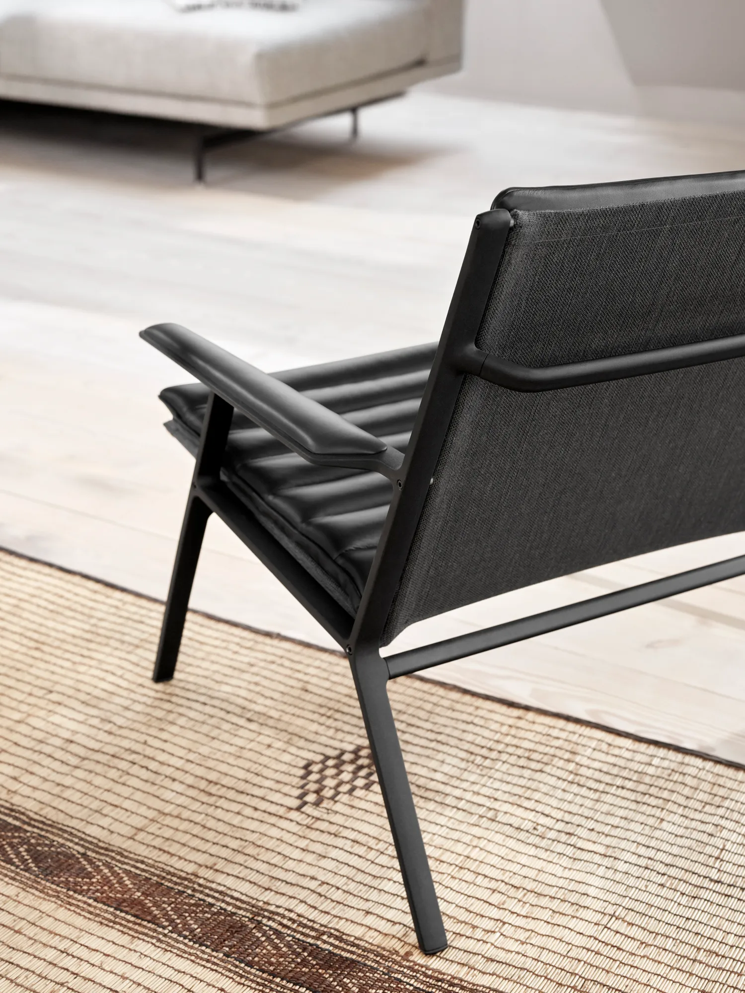 Vipp456 loungestol, Black aluminium-black leather Vipp