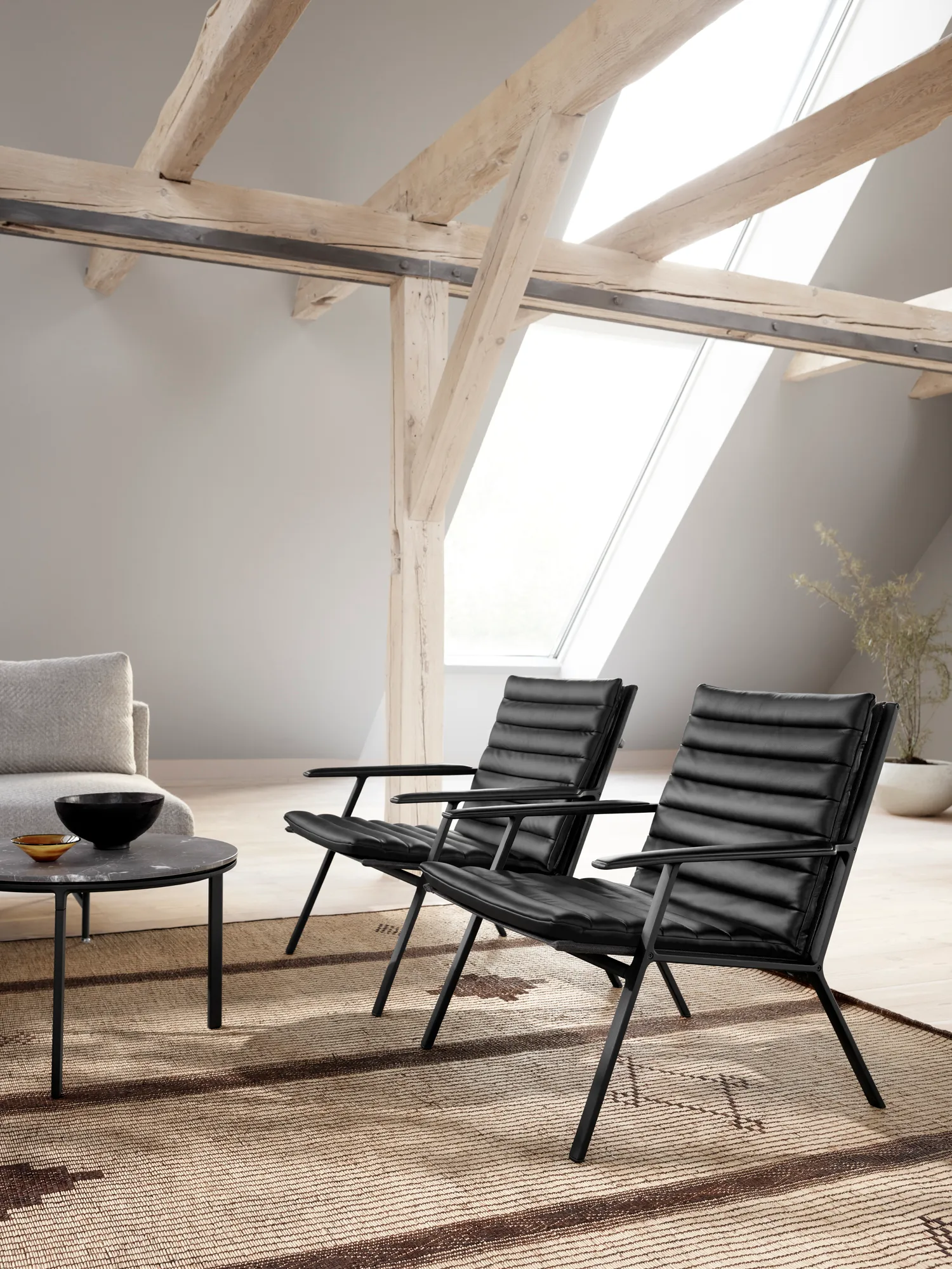 Vipp456 loungestol, Black aluminium-black leather Vipp