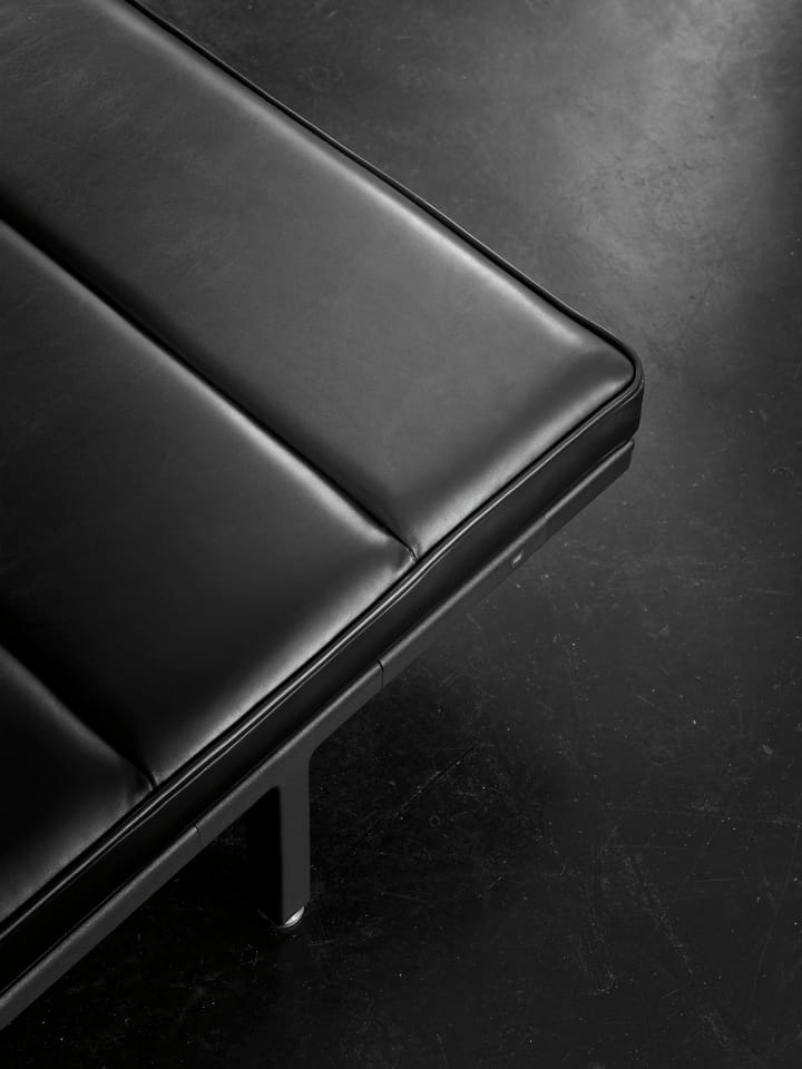 Vipp461 dagseng 200x85x31,5 cm, Black aluminium-black leather Vipp
