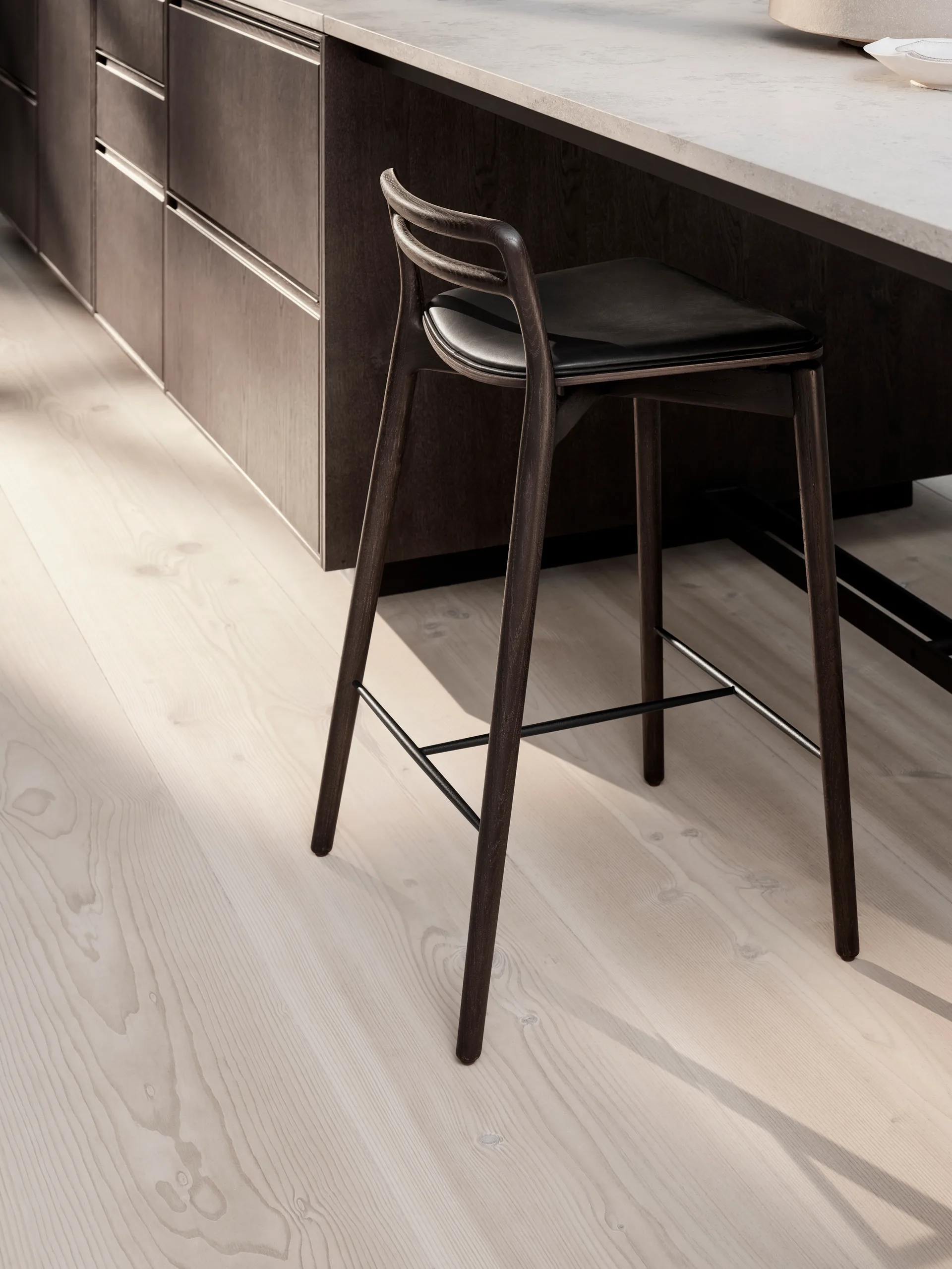 Vipp484 Cabin counter barstol 83 cm, Dark oak-black leather Vipp