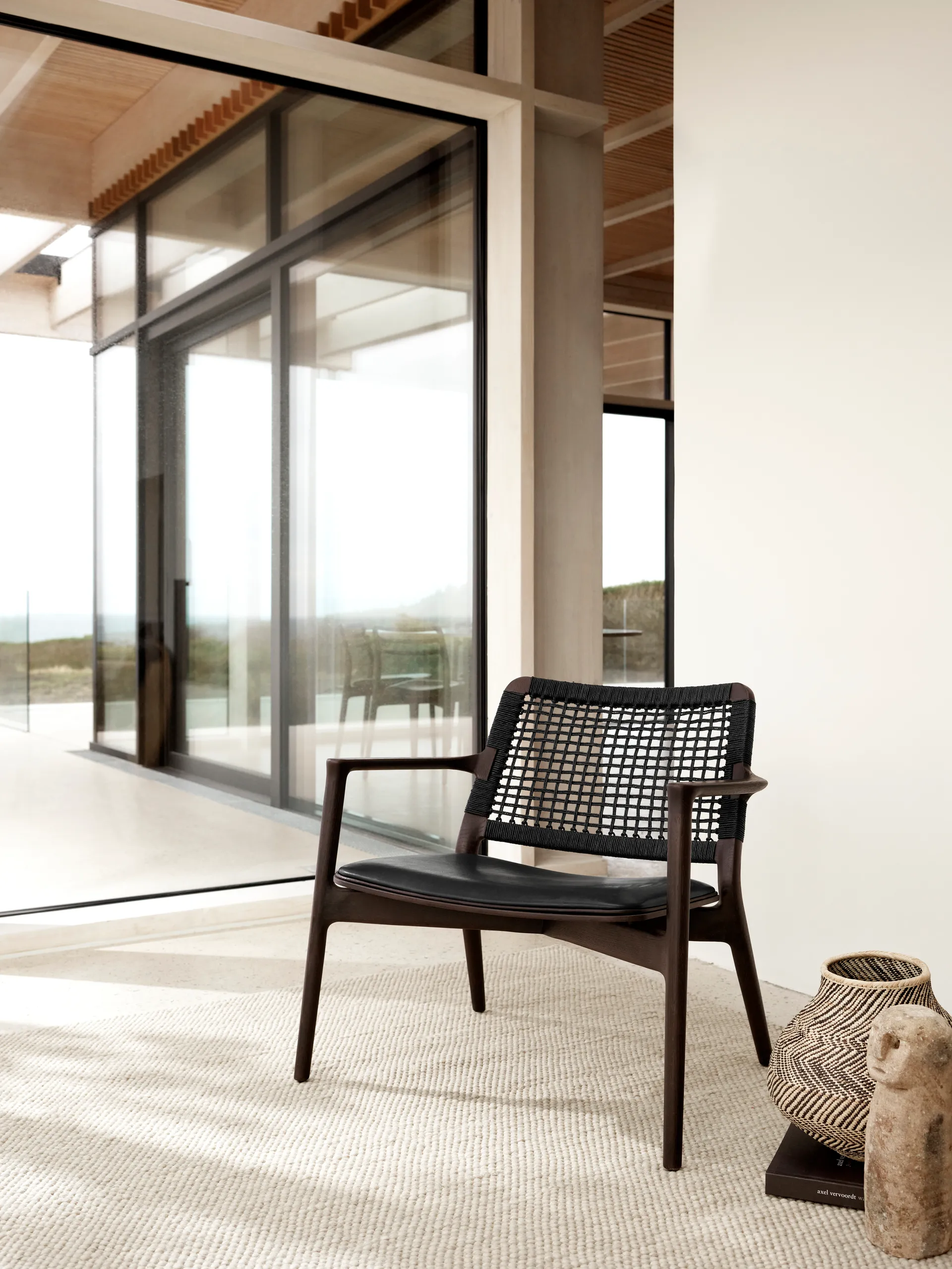 Vipp488 Cabin loungestol, Dark oak-black leather Vipp