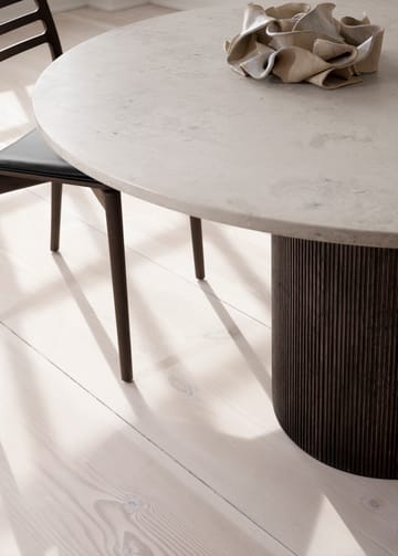 Vipp494 Cabin spisebord Ø130 cm - Light Jura marble-dark oak - Vipp