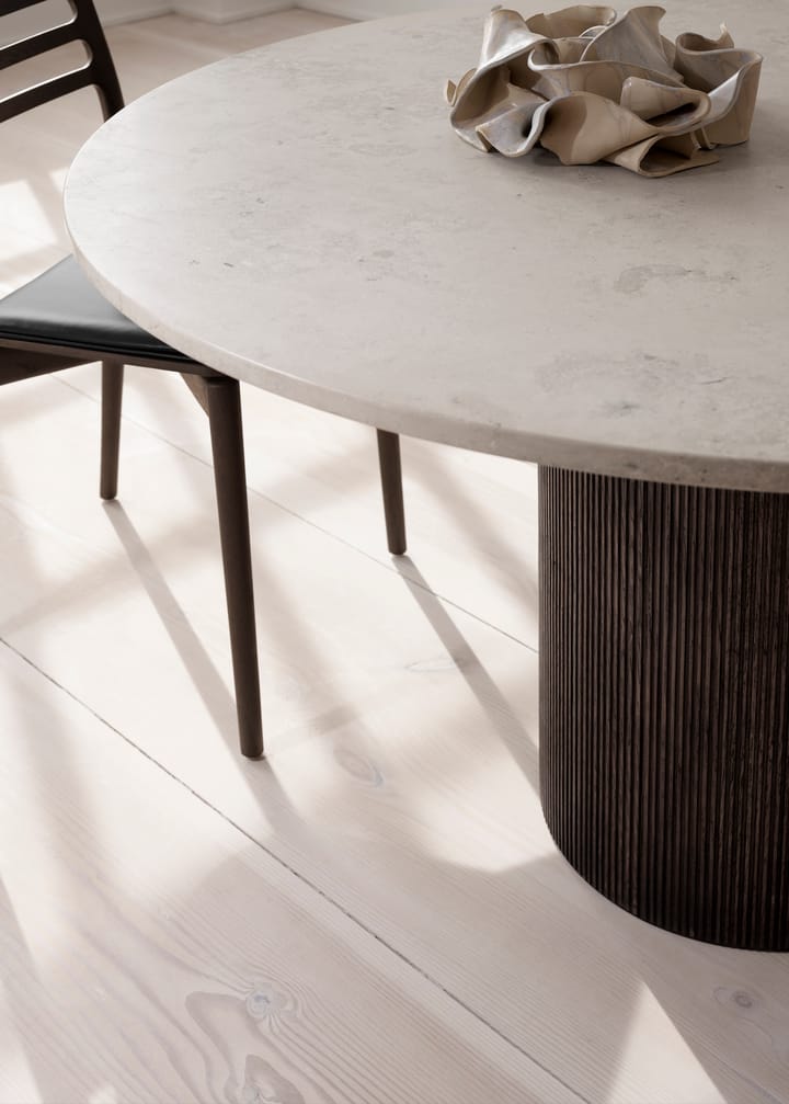 Vipp494 Cabin spisebord Ø130 cm, Light Jura marble-dark oak Vipp