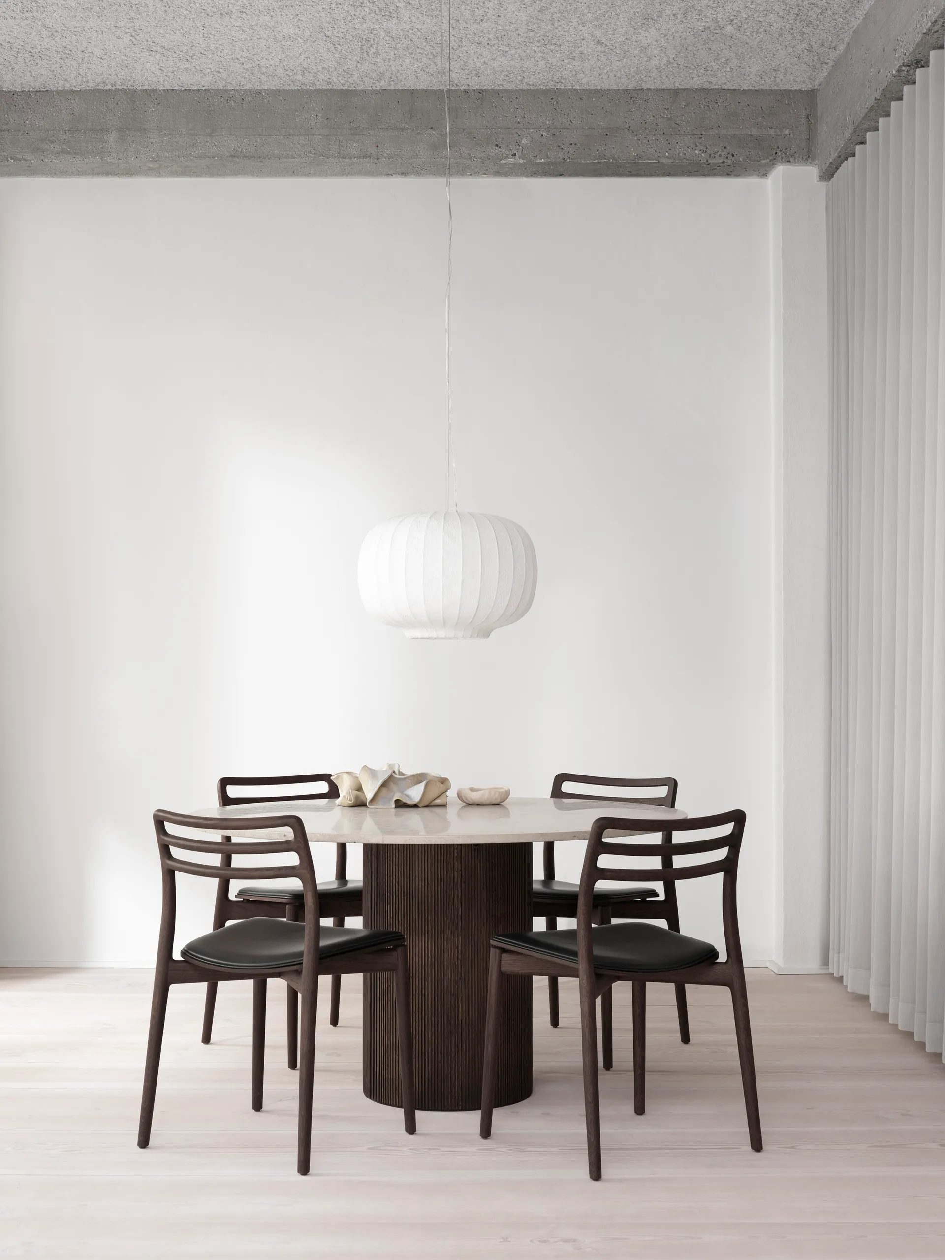 Vipp494 Cabin spisebord Ø130 cm, Light Jura marble-dark oak Vipp