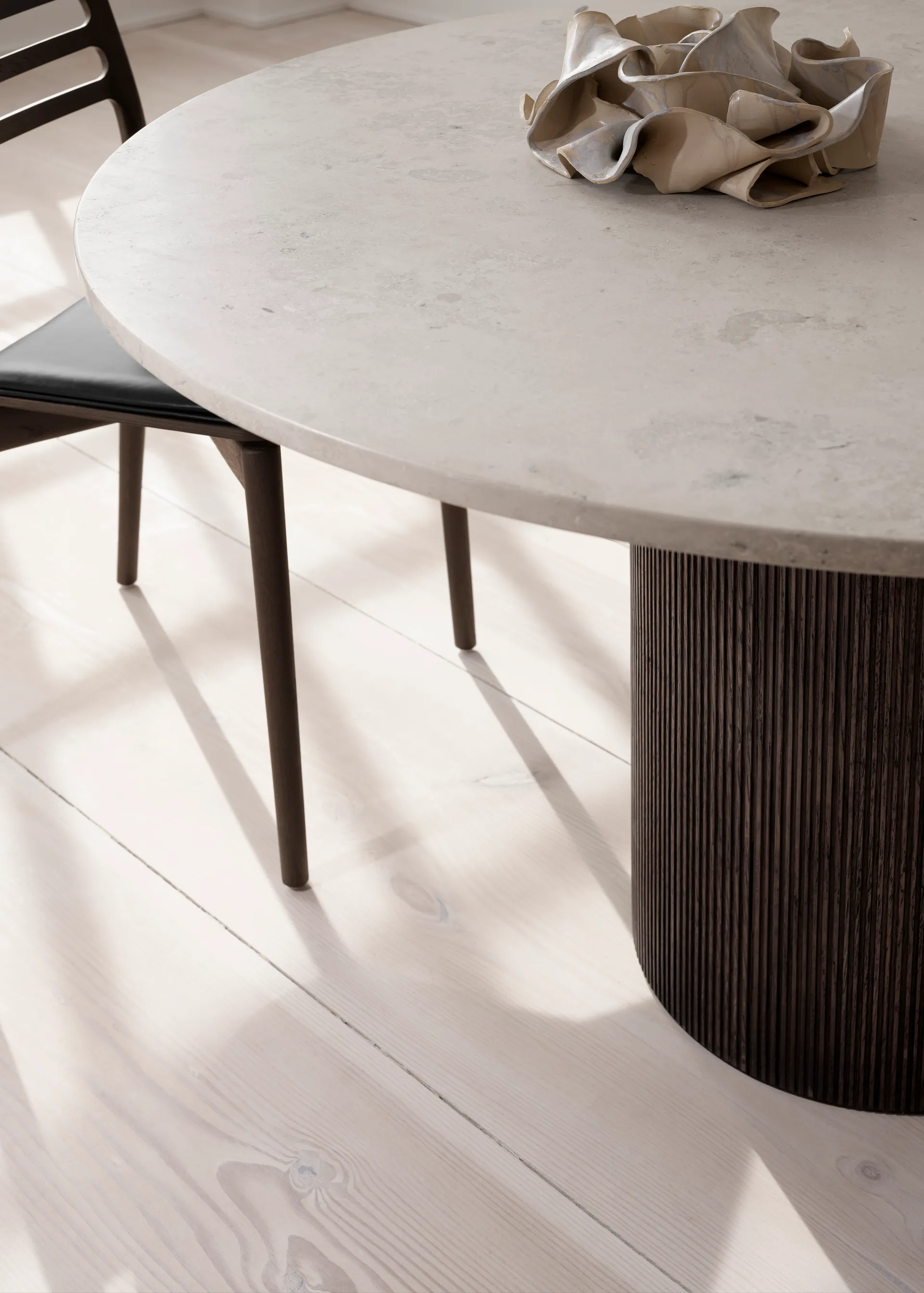 Vipp495 Cabin spisebord Ø150 cm, Light Jura marble-mørk eik Vipp