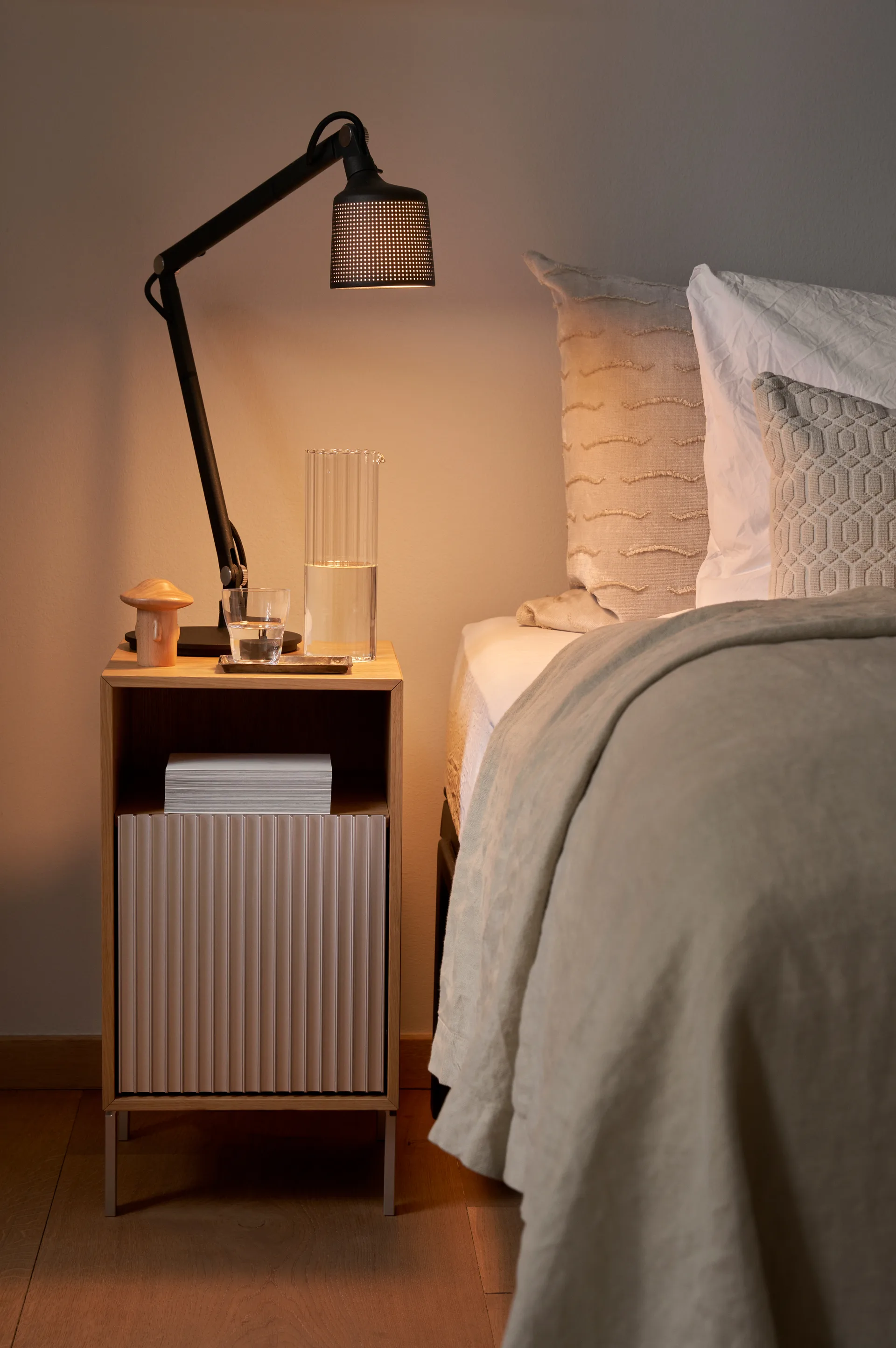 Vipp672 nattbord, Lys eik-lys aluminium, 31,5x60x38 cm Vipp