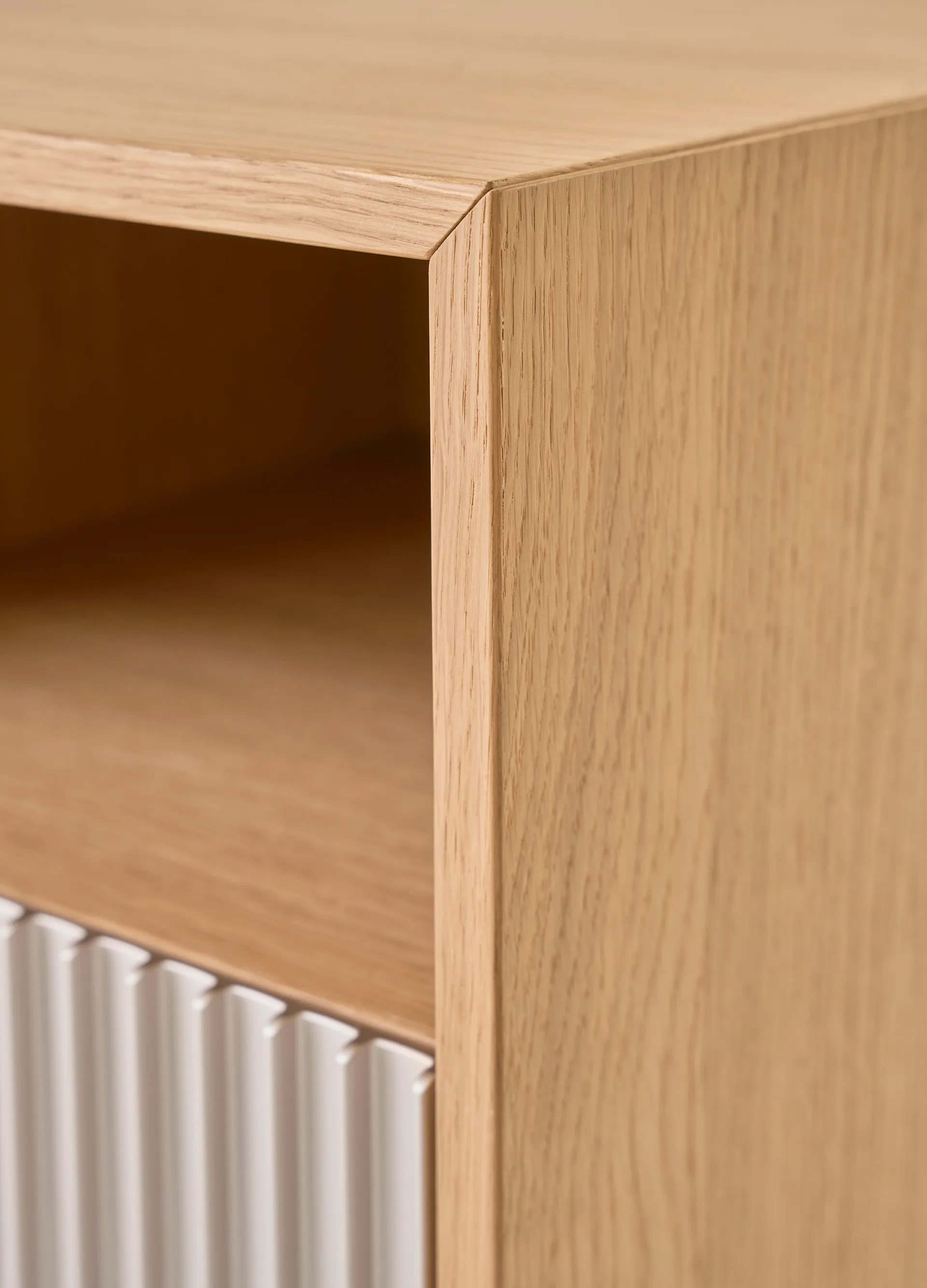 Vipp672 nattbord, Lys eik-lys aluminium, vegg, 31,5x48x38 cm Vipp