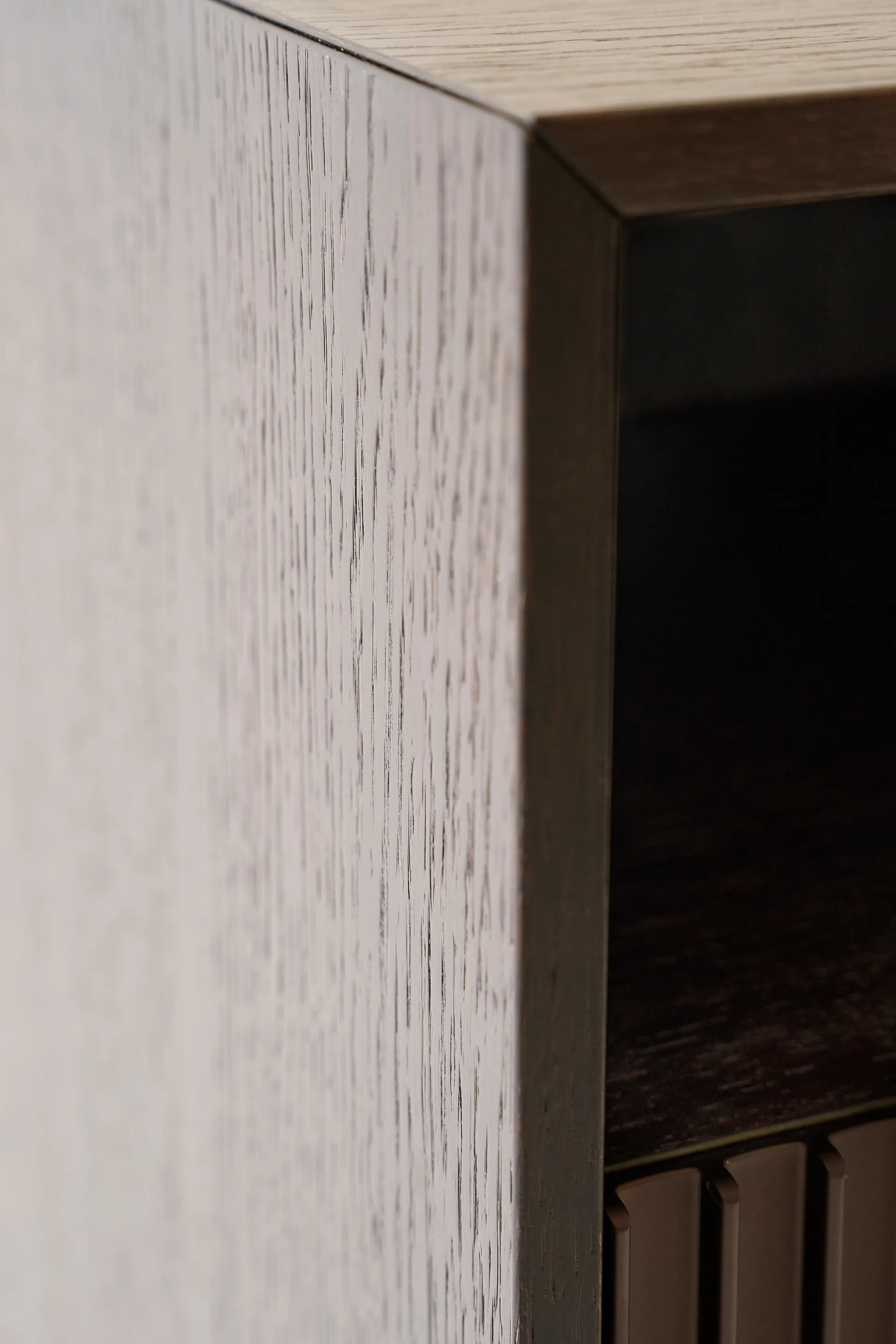 Vipp672 nattbord, Mørk eik-lys aluminium, vegg, 31,5x48x38 cm Vipp