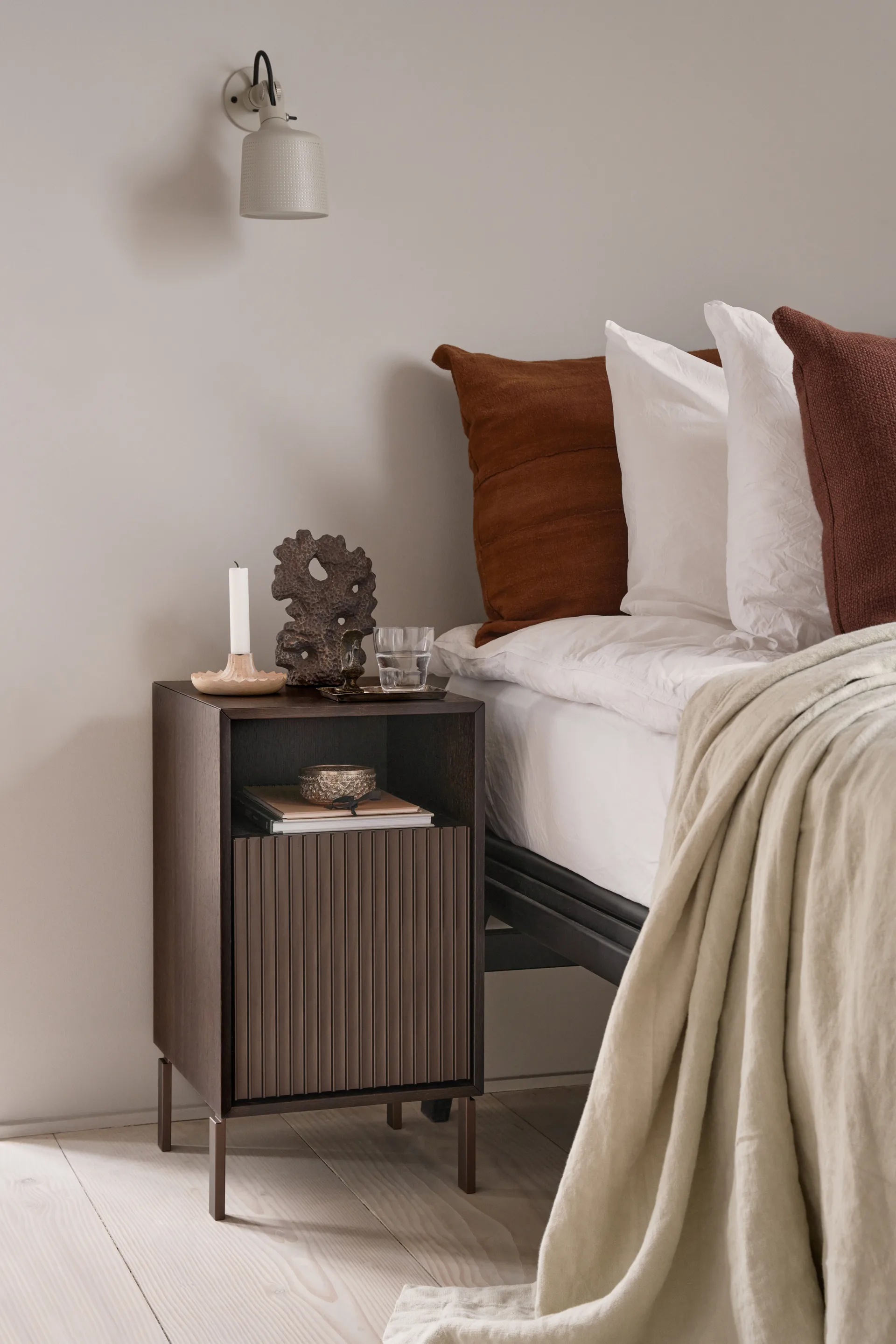 Vipp672 nattbord, Mørk eik–mørk aluminium, 31,5×60×38 cm Vipp