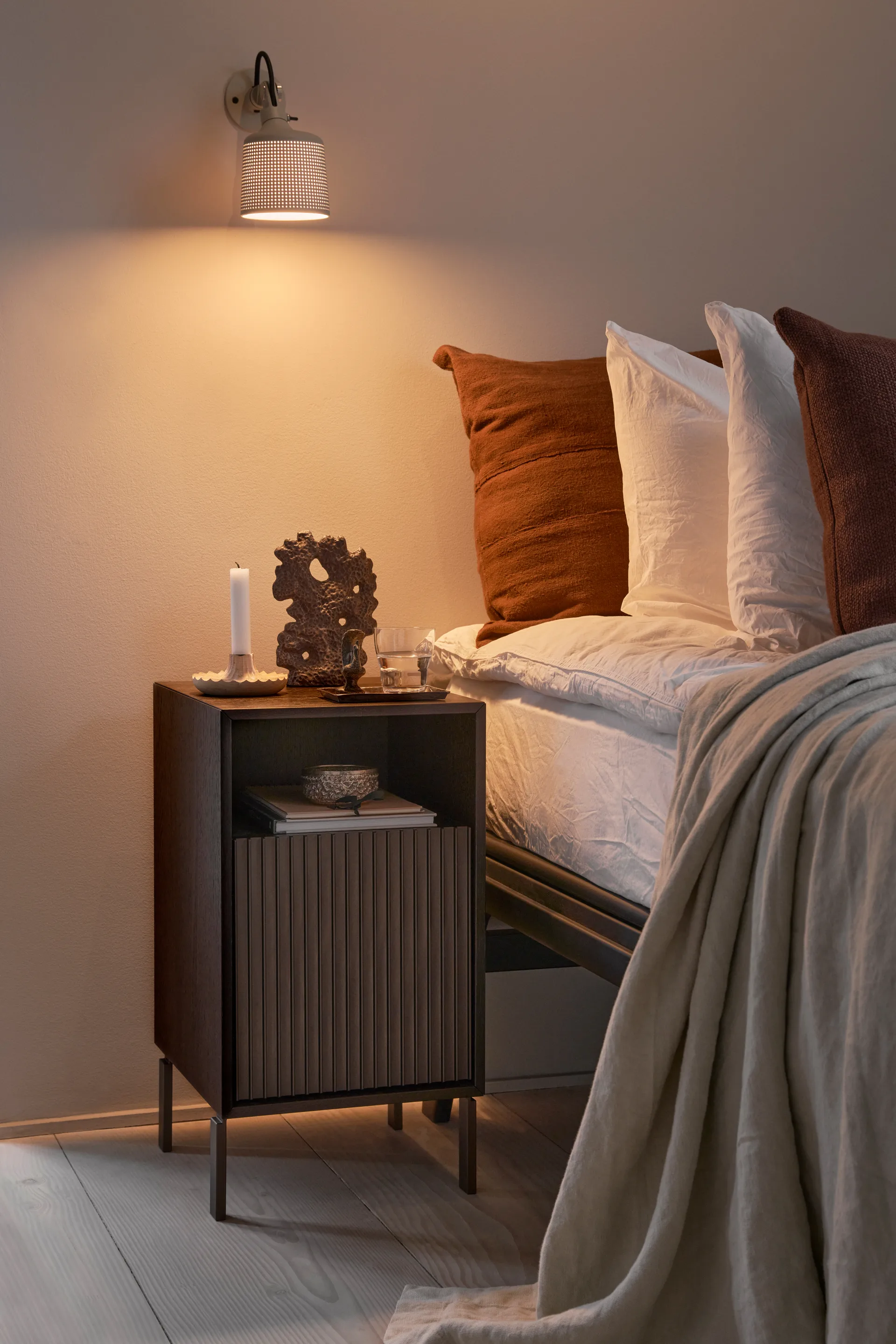 Vipp672 nattbord, Mørk eik–mørk aluminium, 31,5×60×38 cm Vipp