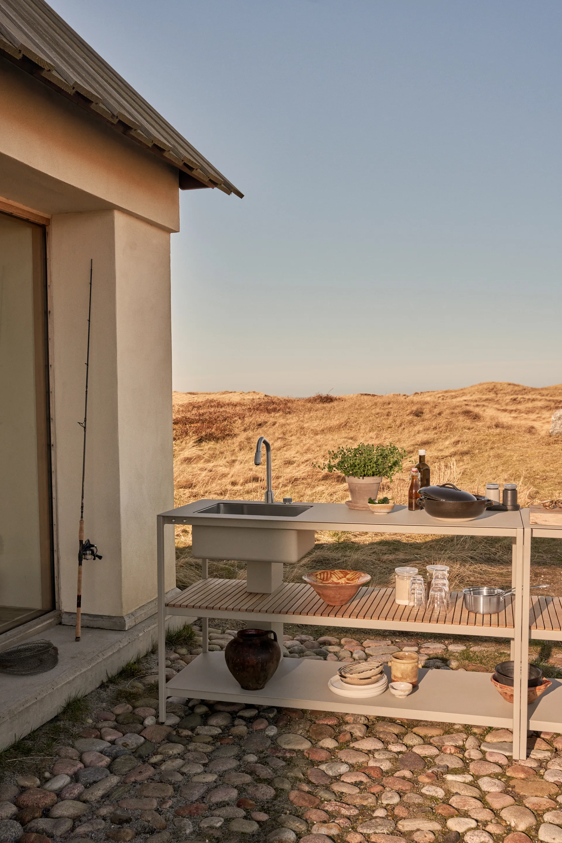 Vipp742 Open-Air kjøkkenmodul med vask, Warm grey, 154x59x93 cm Vipp