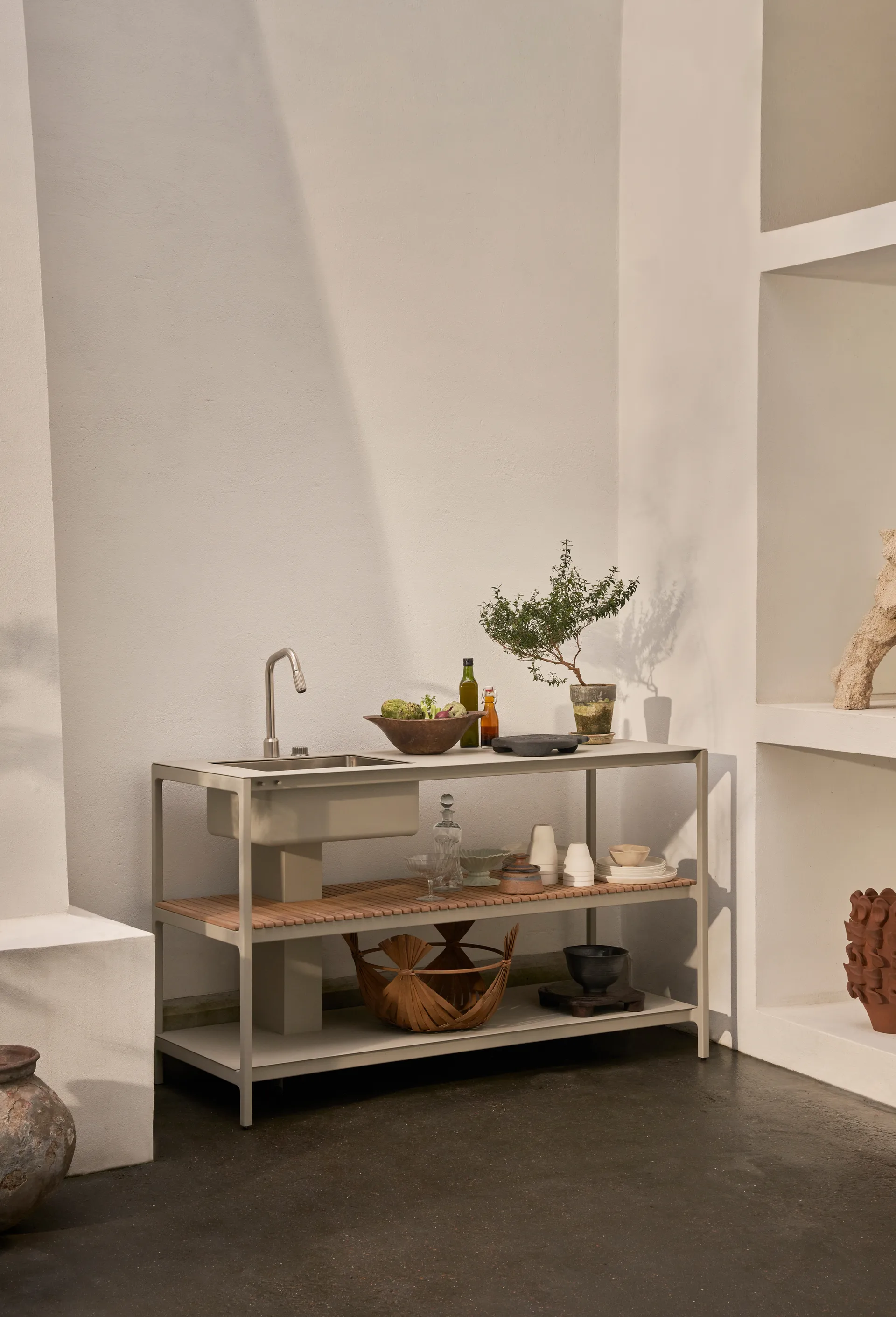 Vipp742 Open-Air kjøkkenmodul med vask, Warm grey, 154x59x93 cm Vipp