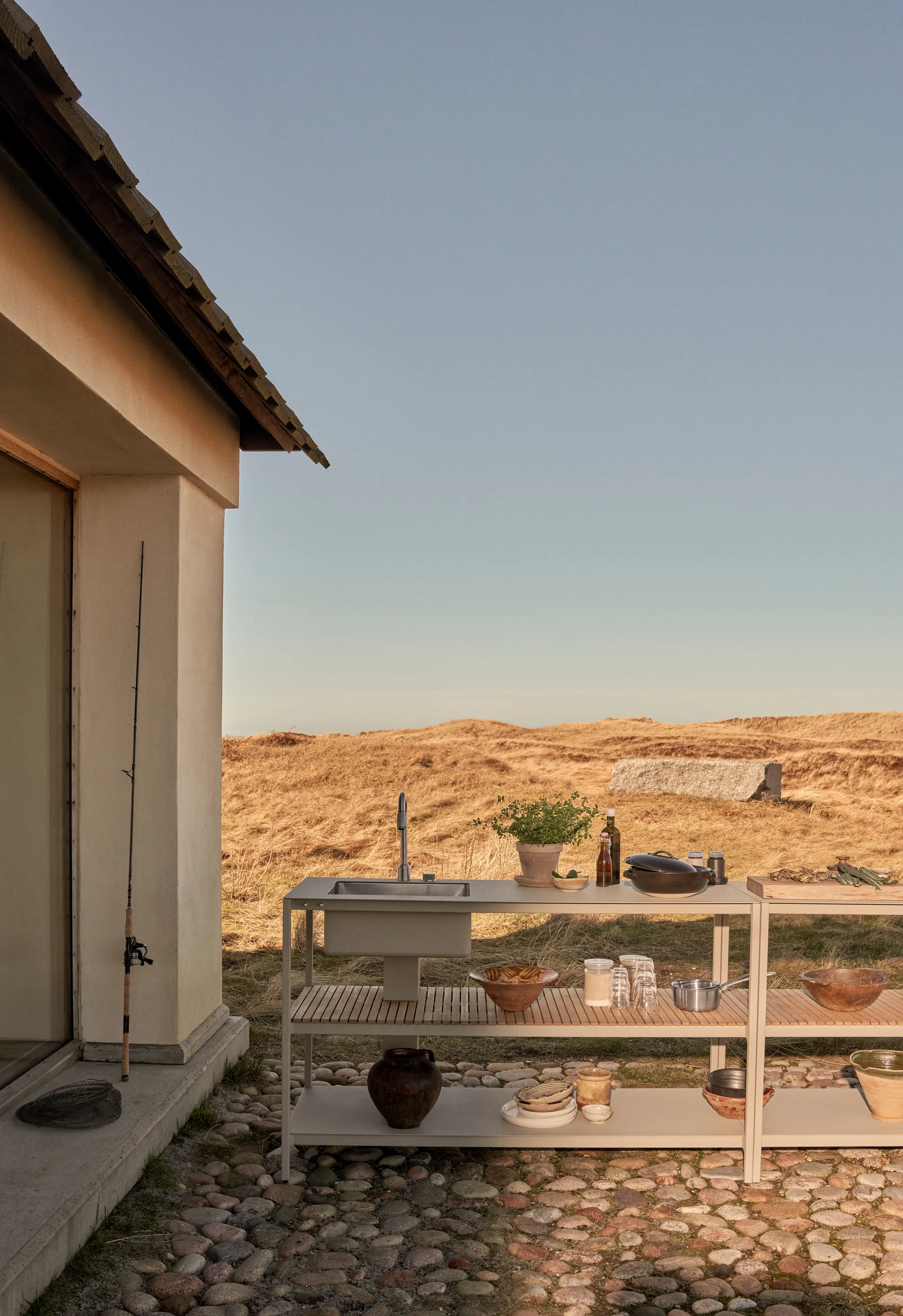 Vipp742 Open-Air kjøkkenmodul med vask, Warm grey, 154x59x93 cm Vipp