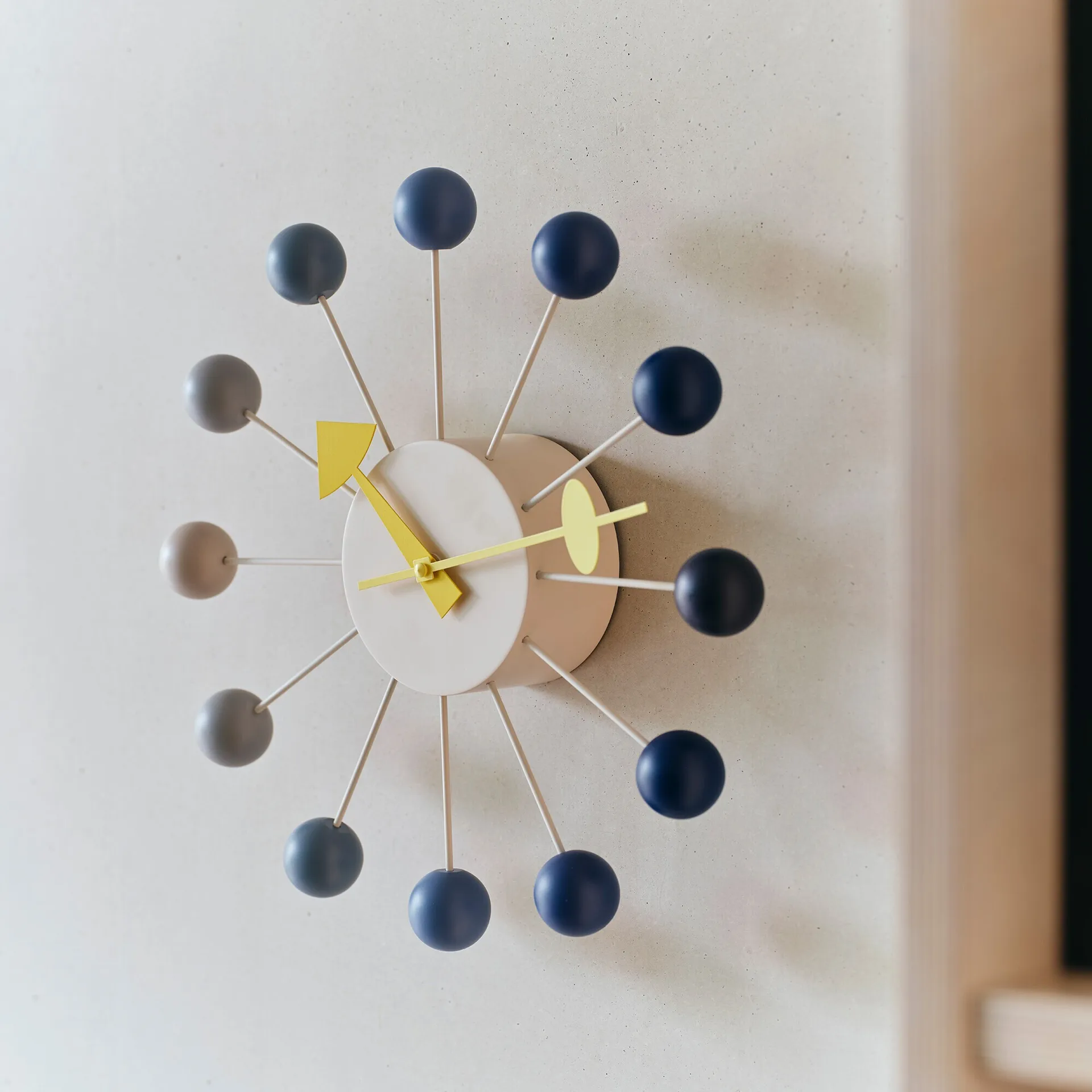 Ball Clock veggklokke Special Edition Ø33 cm, Dusk Vitra