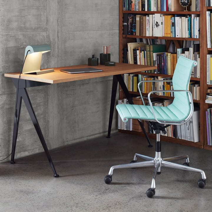 Compas Direction skrivebord, Oiled oak-Deep black Vitra