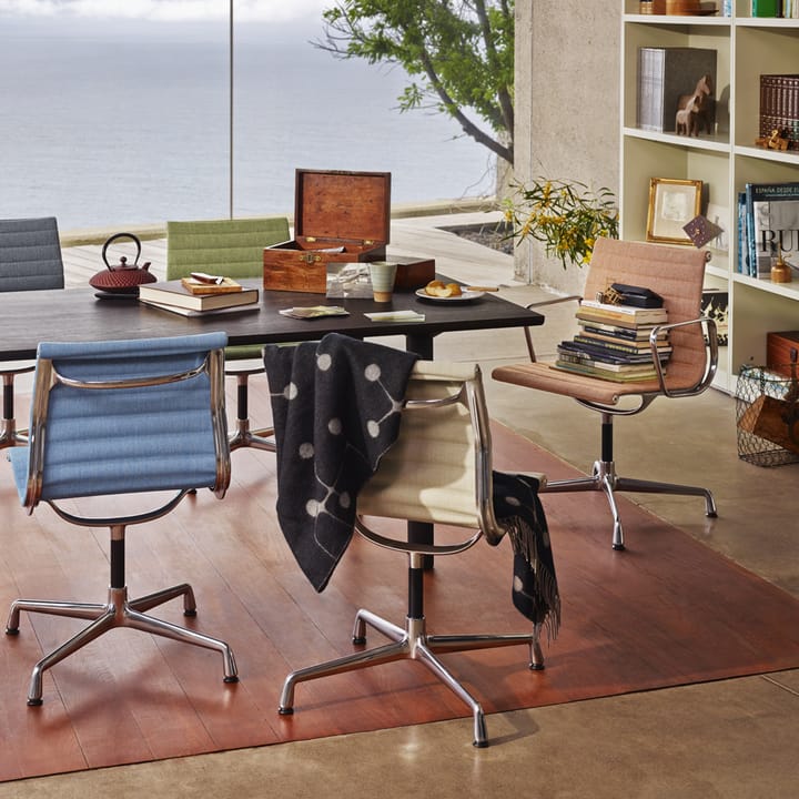 EA 104 armlenestol, Hopsak 17 nude/ivory-polert aluminium Vitra