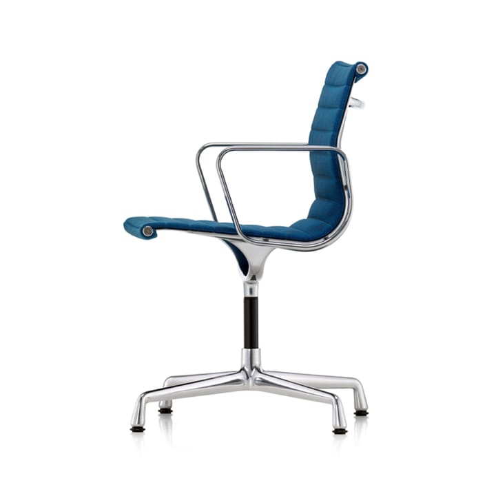 EA 104 armlenestol - Hopsak 84 blue/moor brown-polerad aluminium - Vitra
