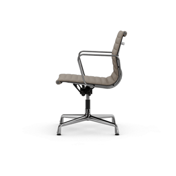 EA132 Aluminium Chair kontorstol filt glidere - 71 sand leather L20-polert - Vitra