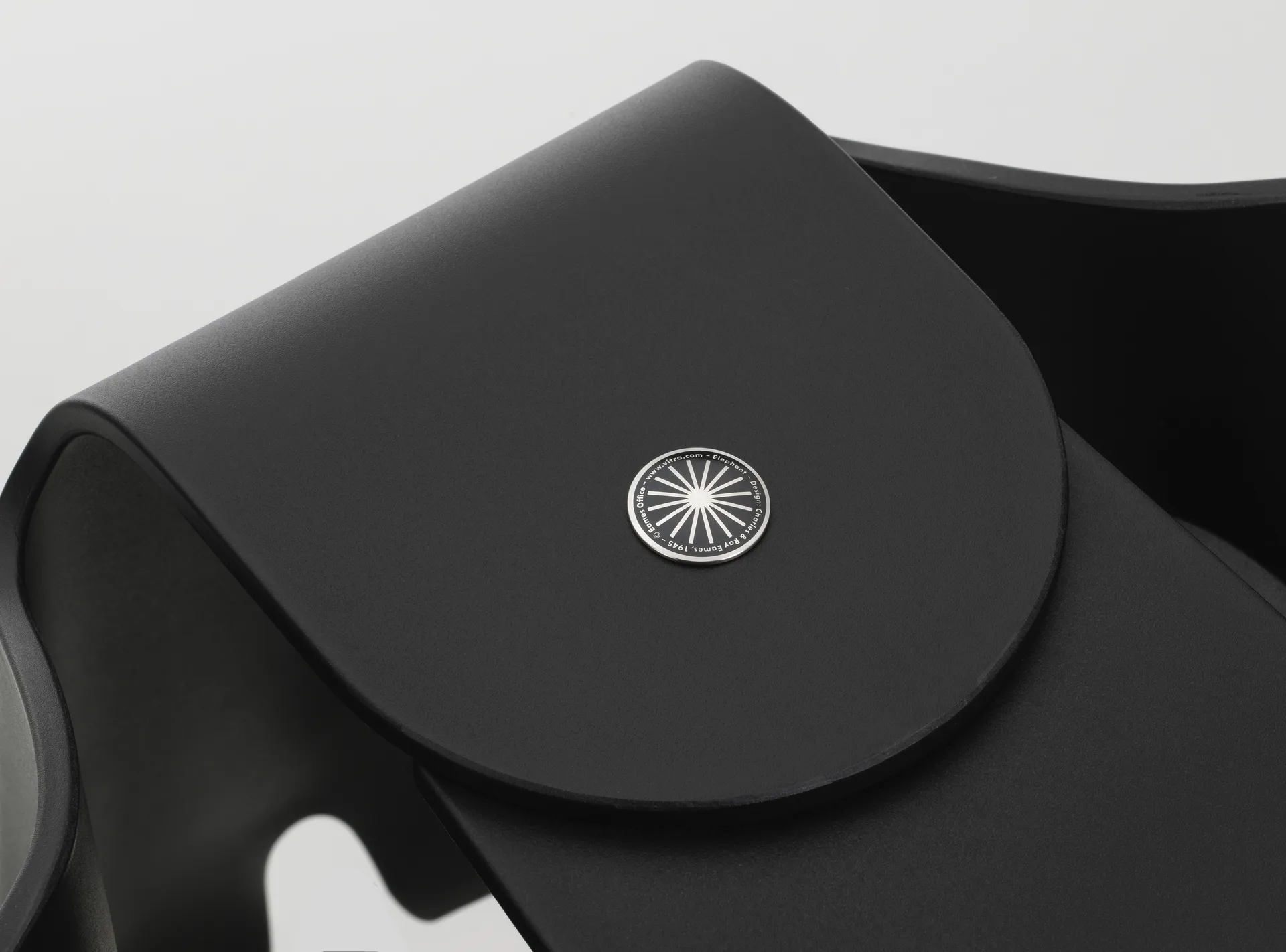 Eames elephant recycled small dekorasjon, Deep black Vitra