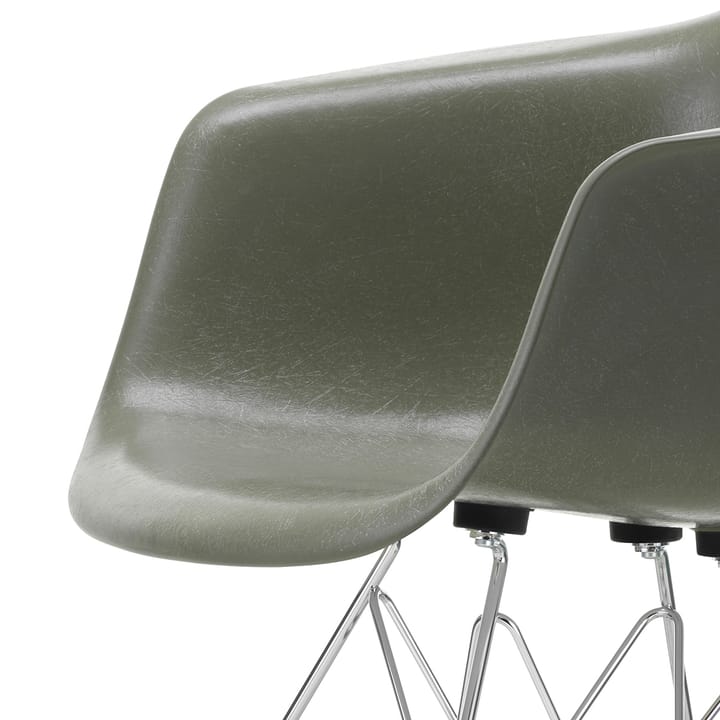 Eames fiberglass armchair DAR armlenestol, Raw umber-Chrome Vitra