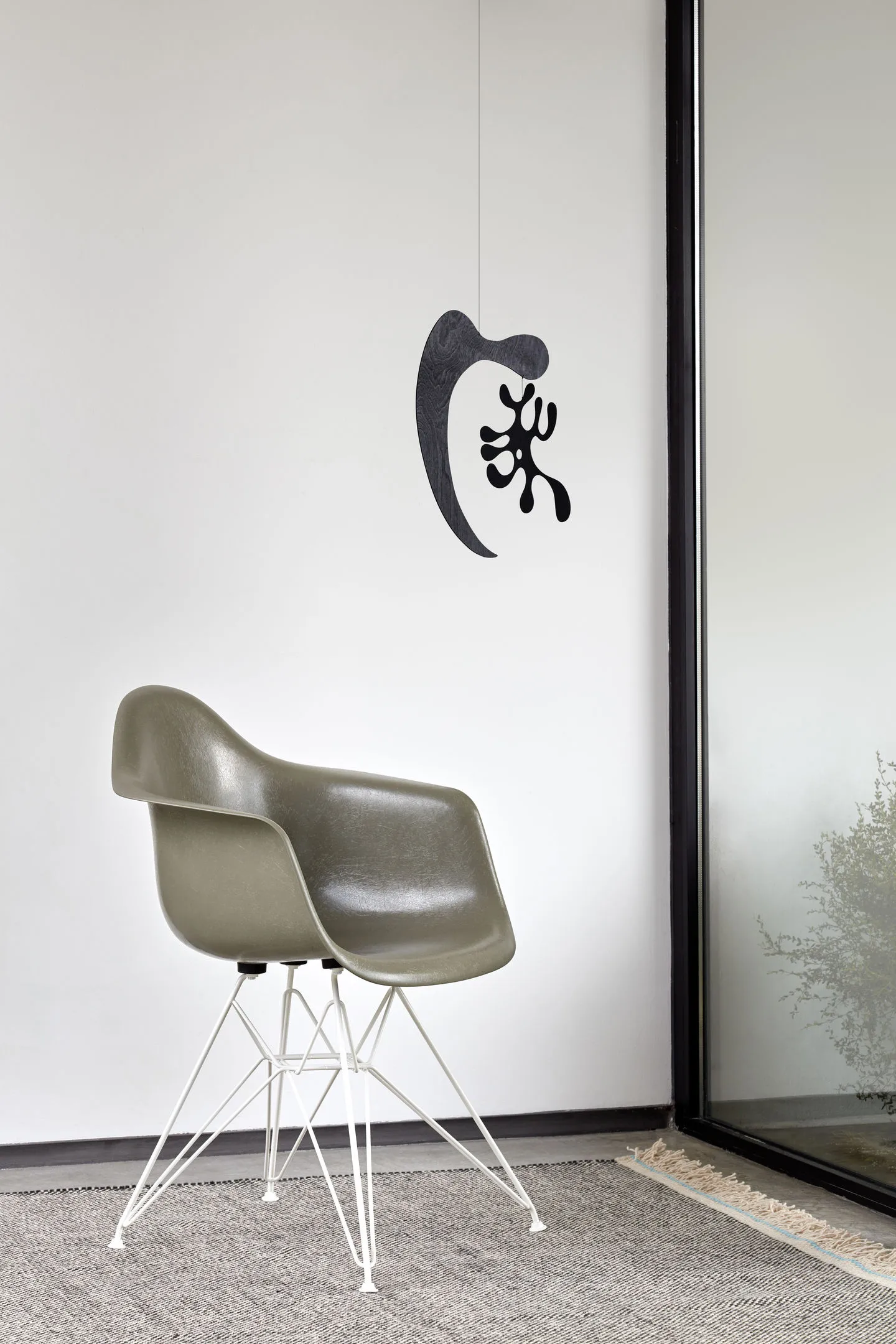 Eames fiberglass armchair DAR armlenestol, Raw umber-White Vitra