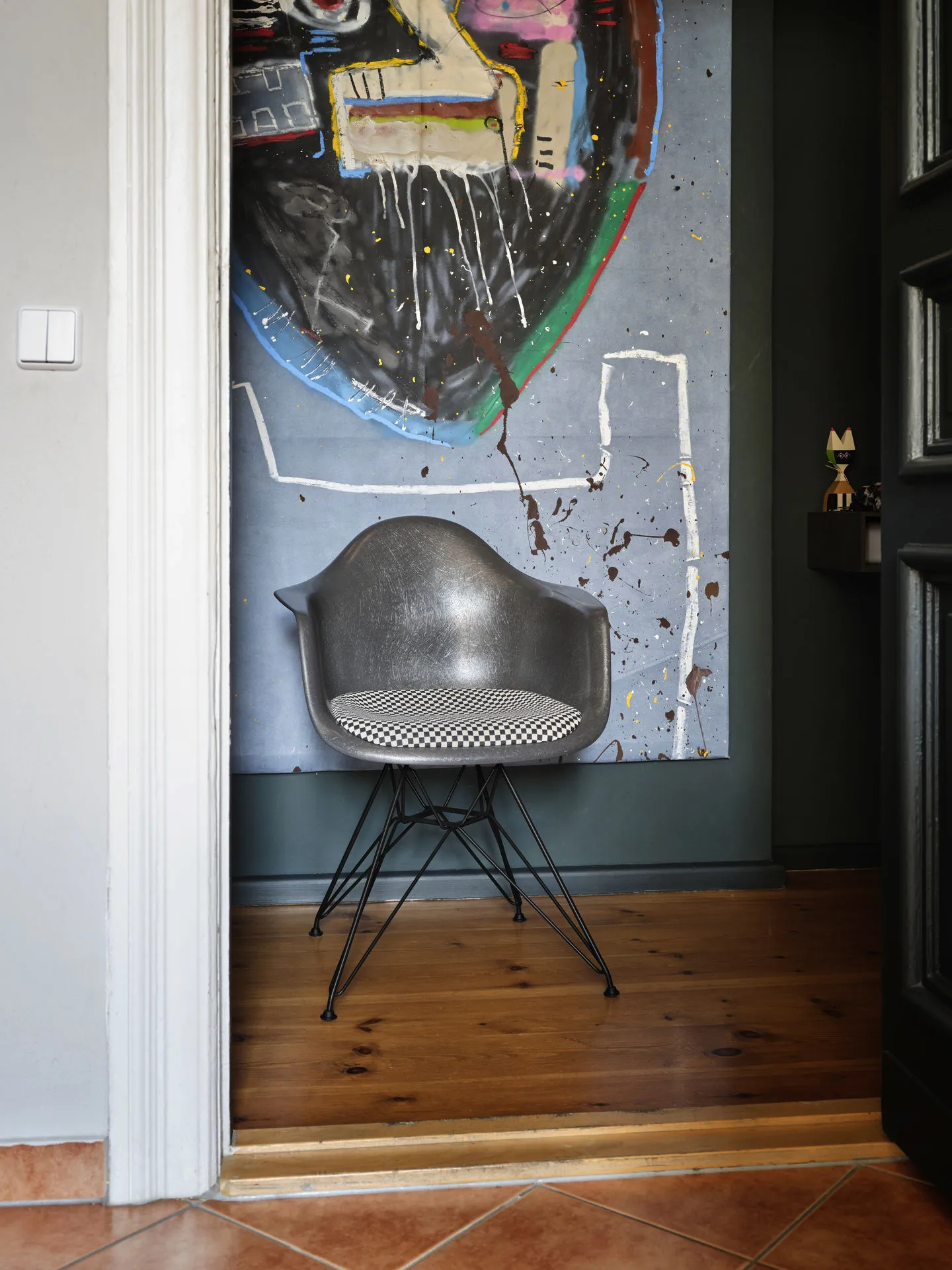 Eames fiberglass armchair DAR stol polstret sete, Checkered-Elephant grey-Svart Vitra