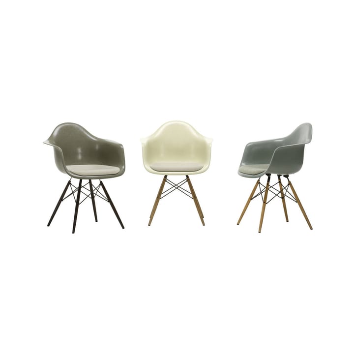 Eames Fiberglass Armchair DAW armlenestol, parchment, askben Vitra