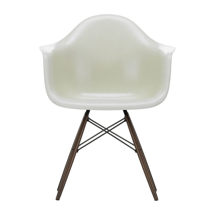 Eames Fiberglass Armchair DAW armlenestol - parchment, brunbeiset lønneben - Vitra