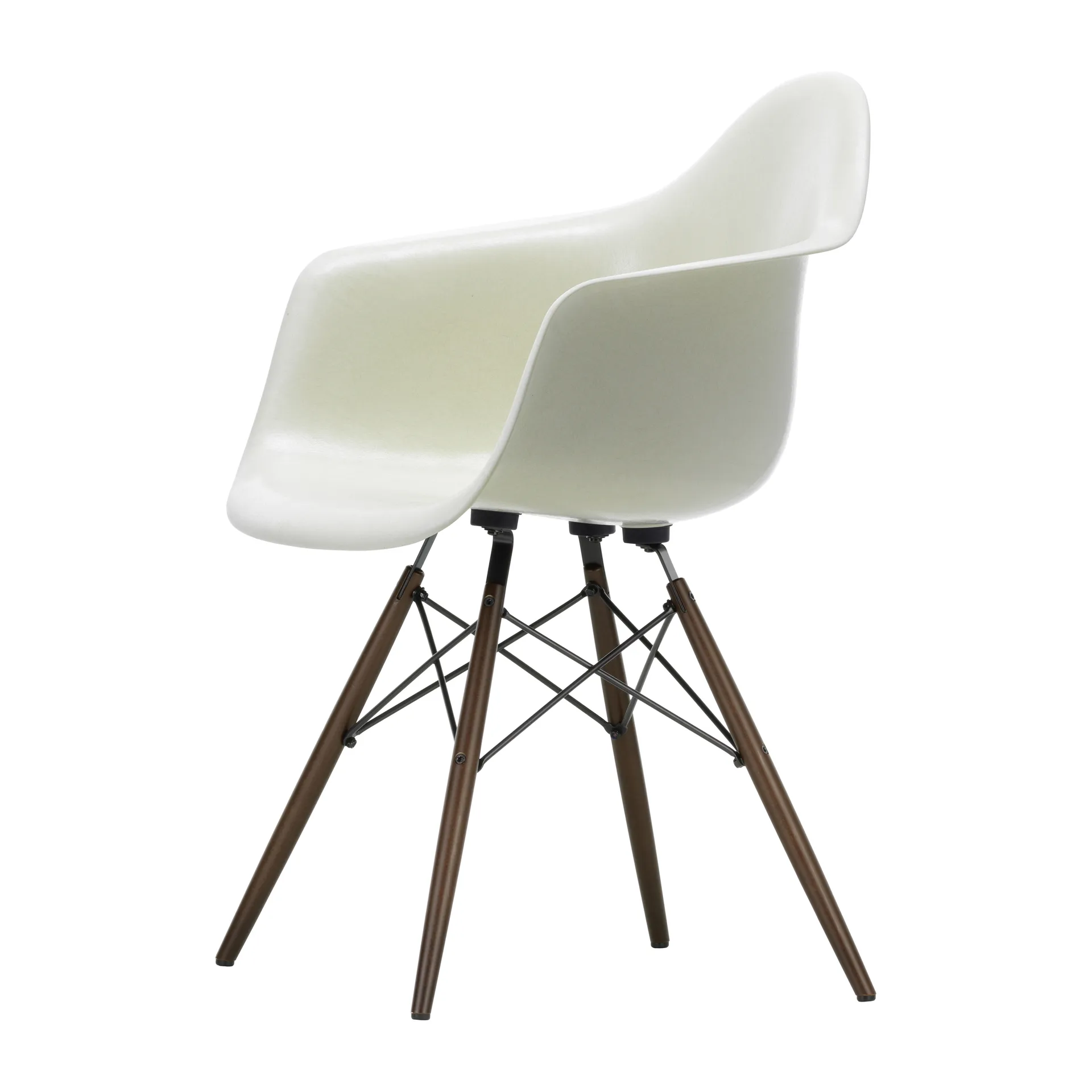 Eames Fiberglass Armchair DAW armlenestol, parchment, brunbeiset lønneben Vitra