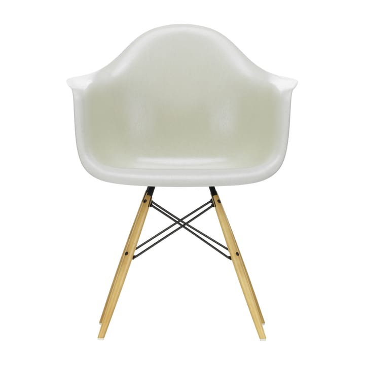 Eames Fiberglass Armchair DAW armlenestol - parchment, lønnbben - Vitra