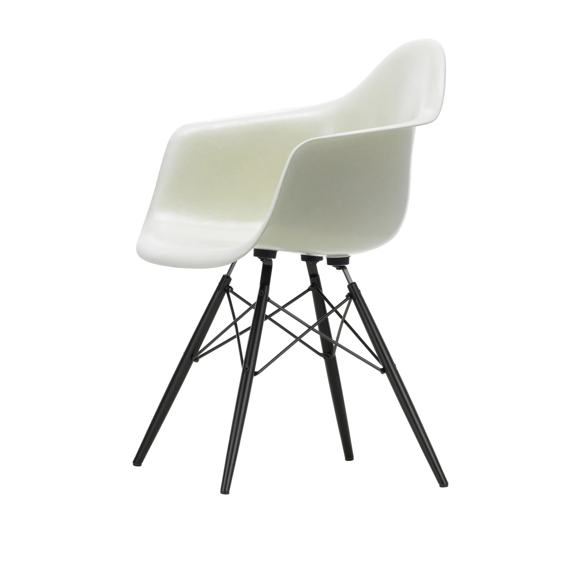Eames Fiberglass Armchair DAW armlenestol, Parchment-svartebeiset lønnben Vitra