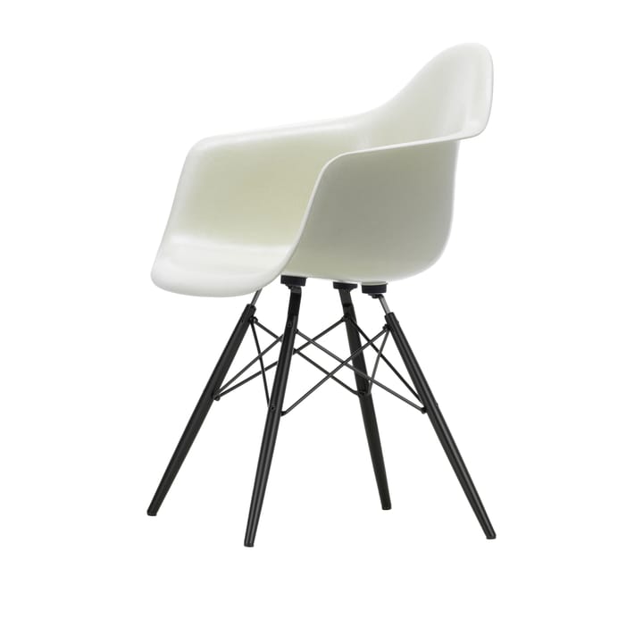 Eames Fiberglass Armchair DAW armlenestol, Parchment-svartebeiset lønnben Vitra