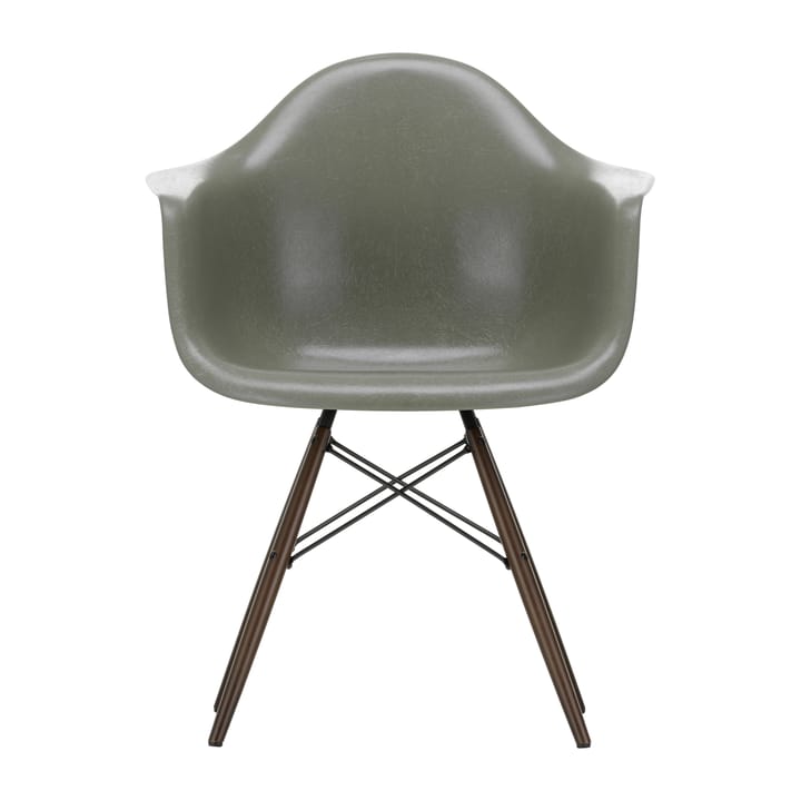 Eames Fiberglass Armchair DAW armlenestol - raw umber, brunbetsede lønnben - Vitra